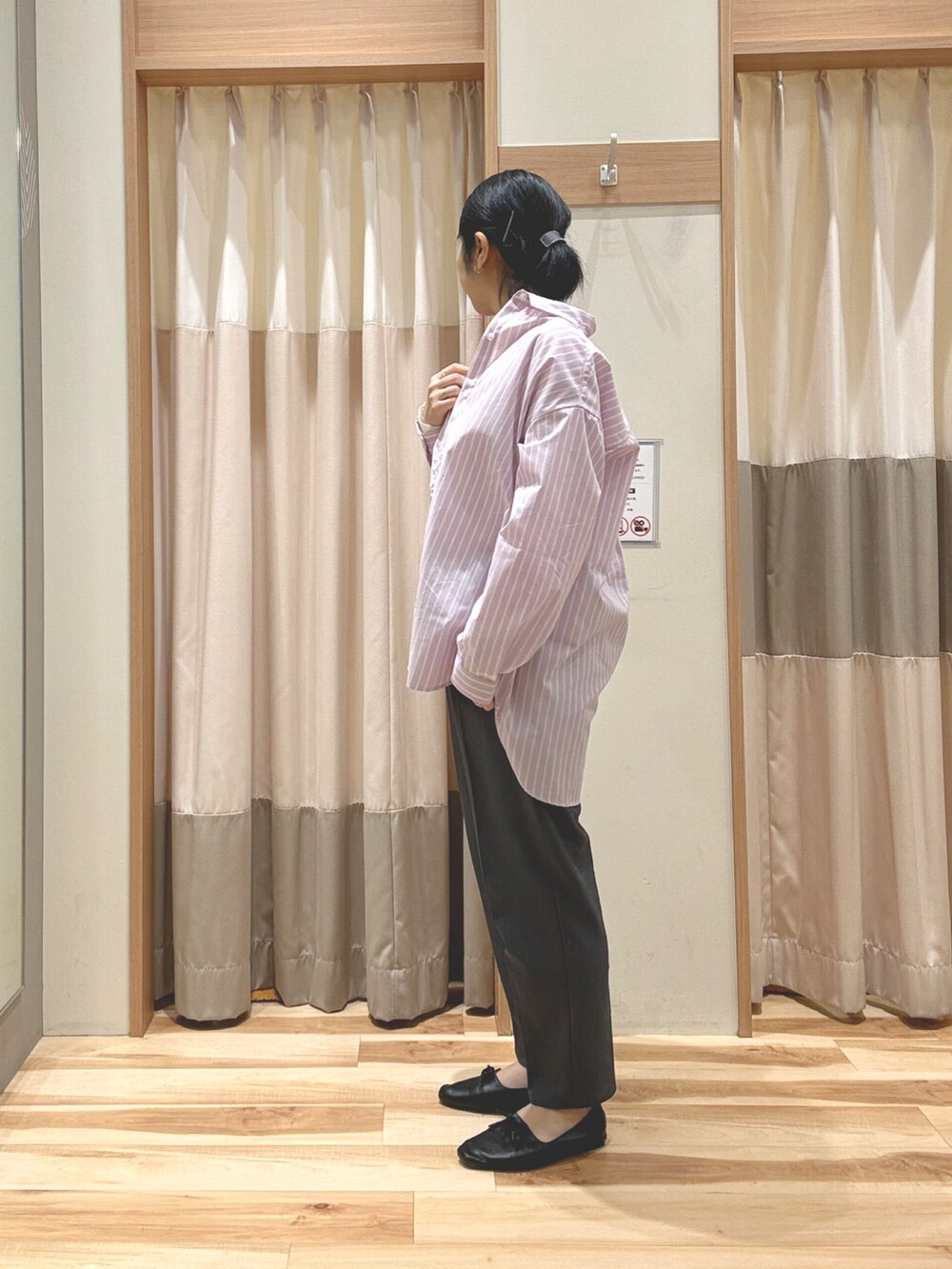 グレー系のその他パンツ、ピンク系のシャツ/ブラウス、ホワイト系のニット/セーターを着用したレディースの春コーディネートの2枚目の写真