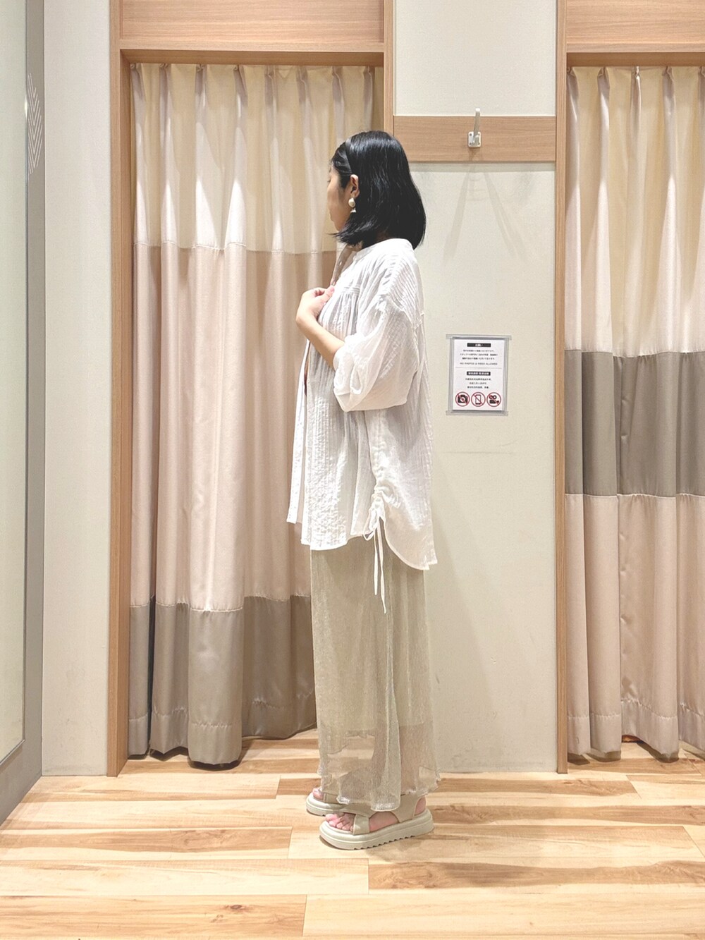 ホワイト系のシャツ/ブラウス、オレンジ系のTシャツ/カットソー、ゴールド系のスカートを着用したレディースの夏コーディネートの2枚目の写真