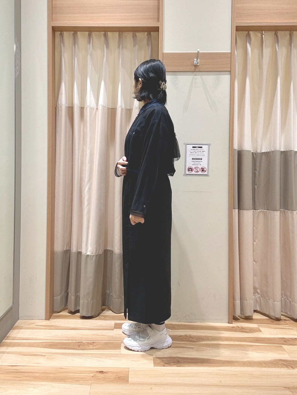 ホワイト系のドレスシューズ、ブラック系のスカート、ブラック系のTシャツ/カットソーを着用したレディースの春コーディネートの3枚目の写真