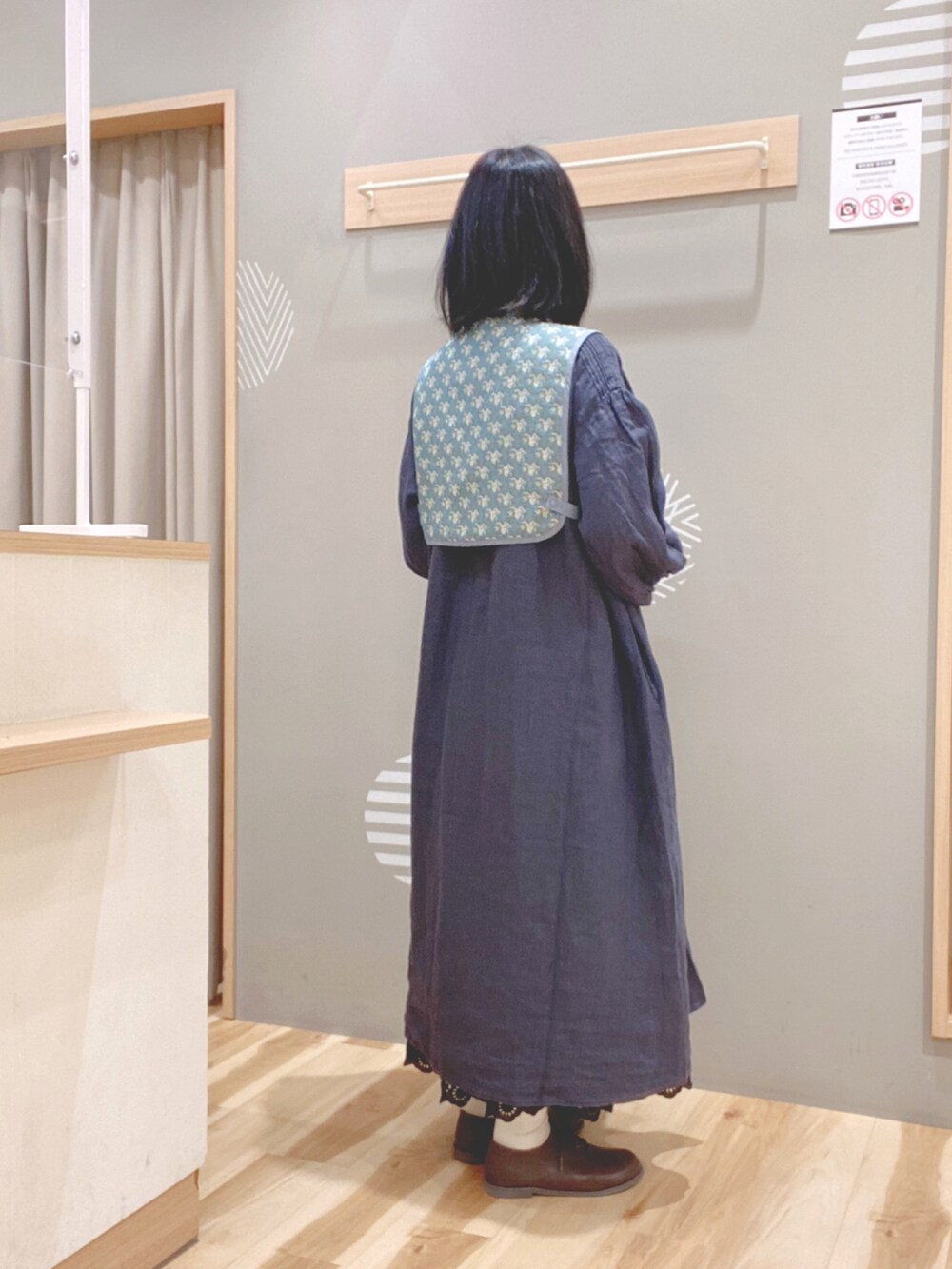 「Samansa Mos2、サマンサ モスモス(Samansa Mos2)、SM2、大人ガーリー、リラックススタイル、ボリューム袖、ワントーンコーデ、ワンピース、ベスト、おしゃれさんと繋がりたい、いいね&フォロー よろしくお願いします☺︎」｜「Samansa Mos2の【ETHICAL CRAFTS】アスデル加工ピンタックワンピース（ワンピース、ブルー系）」を使った、344.☺︎さん（レディース・160cm）の春コーディネートの3枚目の写真