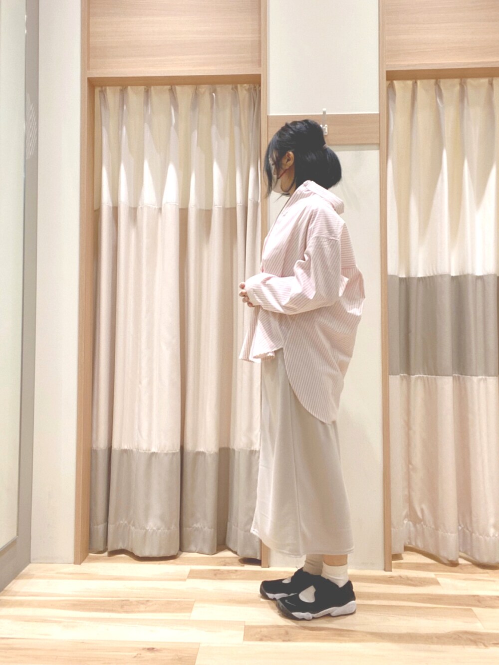 ベージュ系のスカート、ピンク系のシャツ/ブラウス、ホワイト系のTシャツ/カットソーを着用したレディースの春コーディネートの3枚目の写真