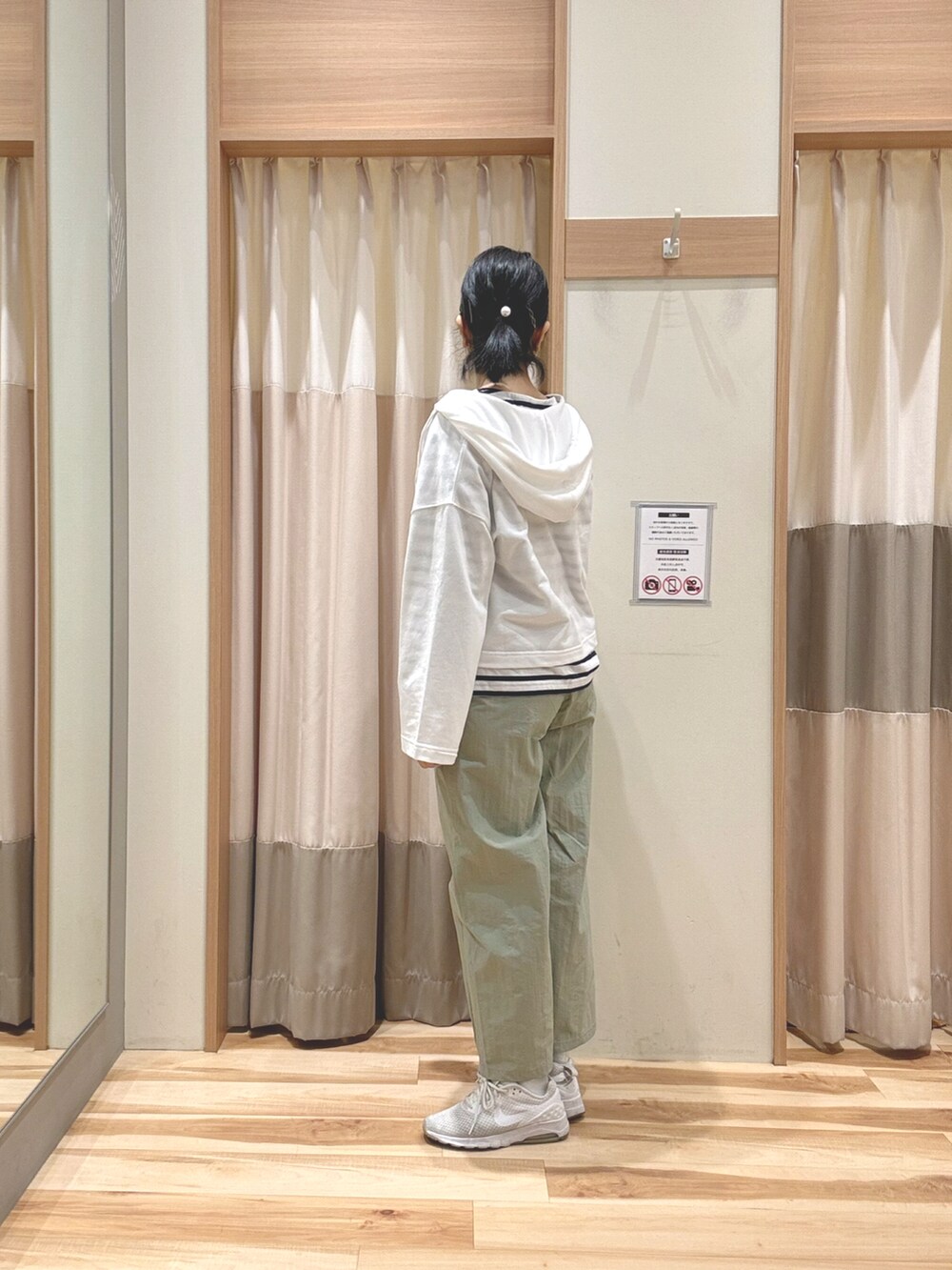 ホワイト系のTシャツ/カットソー、ホワイト系のTシャツ/カットソー、グリーン系のその他パンツを着用したレディースの春コーディネートの2枚目の写真