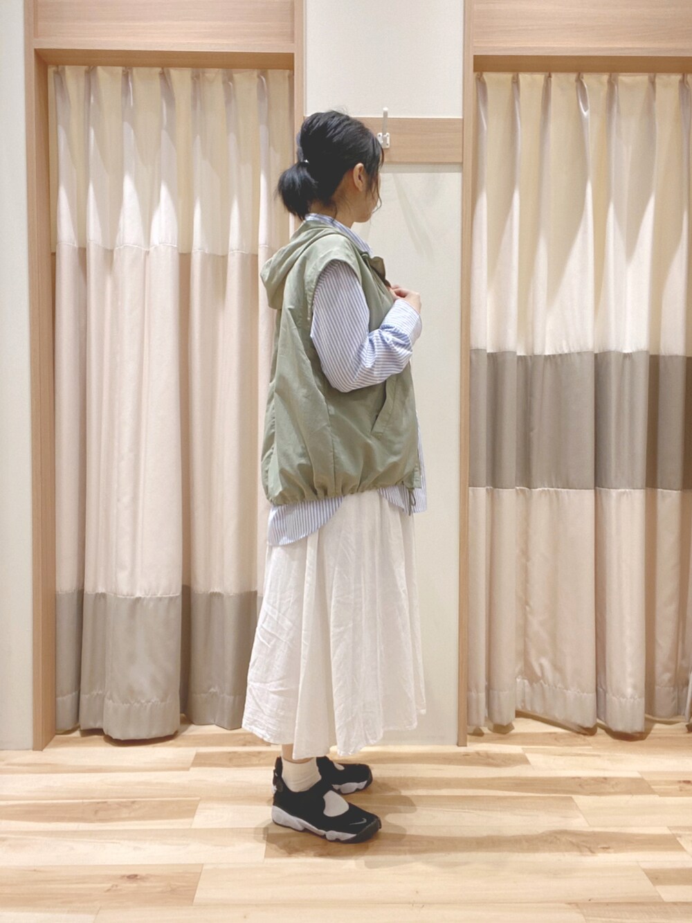 「Samansa Mos2、Samansa Mos2 blue、今日のコーデ、ootd、オトナカワイイ、カジュアルコーデ、カジュアルガーリー、ゆるコーデ、マウンテンパーカー、ホワイト、スカート、おしゃれさんと繋がりたい、いいね&フォロー よろしくお願いします☺︎」|「Samansa Mos2 blueの袖2wayマウンテンパーカー(ブルゾン、グリーン系)」を使った、344.☺︎さん(レディース・160cm)の春コーディネートの3枚目の写真