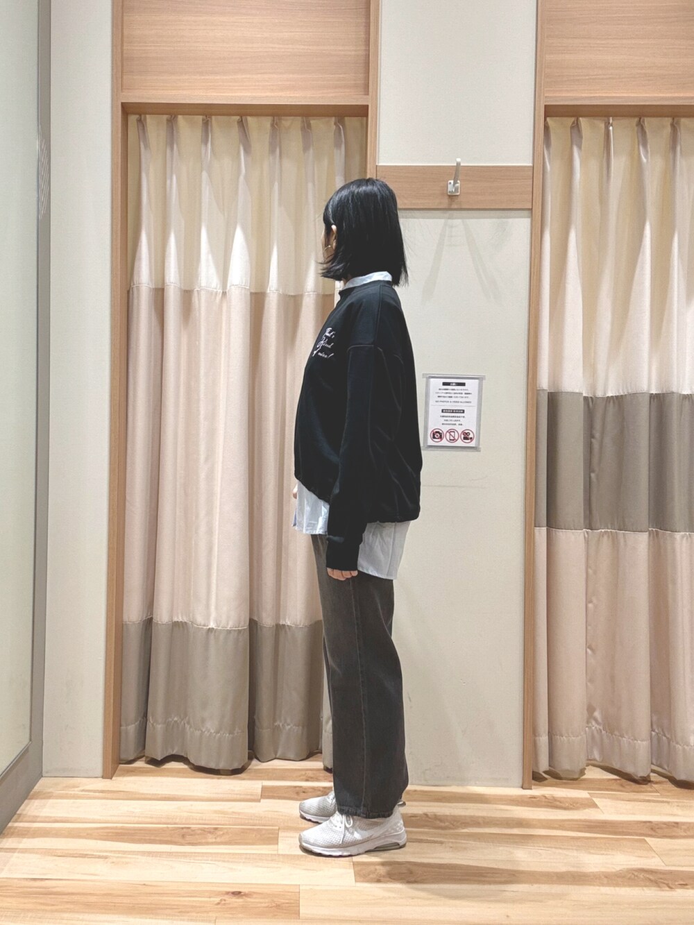 グレー系のその他パンツ、ブルー系のシャツ/ブラウス、ブラック系のTシャツ/カットソーを着用したレディースの春コーディネートの2枚目の写真