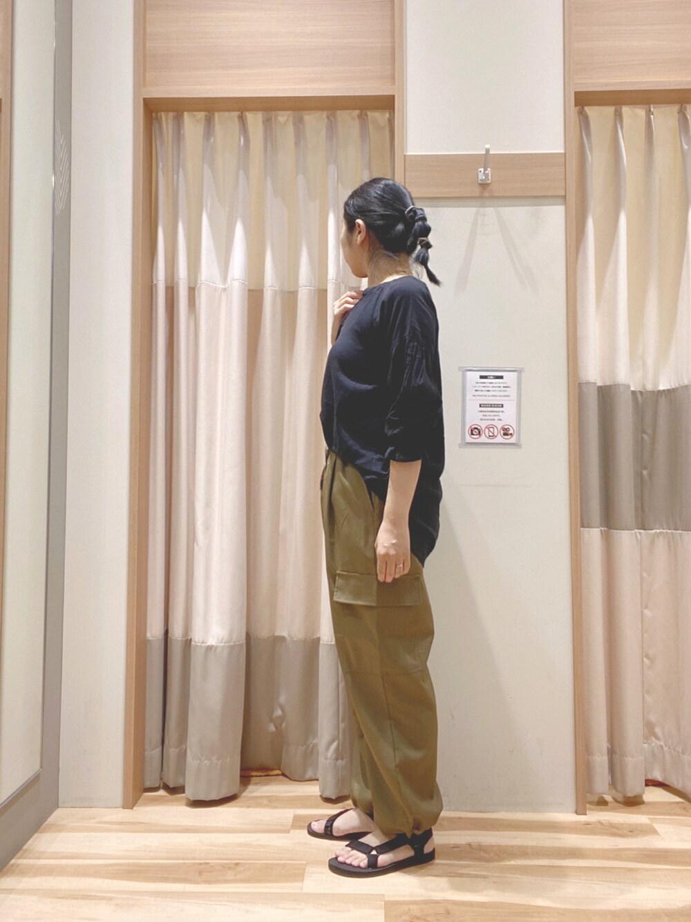 グリーン系のカーゴパンツ、ブラック系のシャツ/ブラウスを着用したレディースの夏コーディネートの2枚目の写真