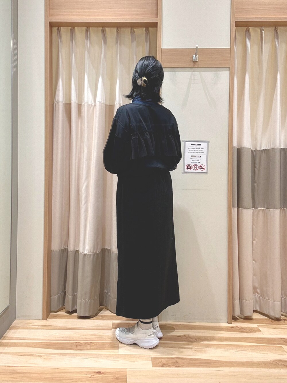 ホワイト系のドレスシューズ、ブラック系のスカート、ブラック系のTシャツ/カットソーを着用したレディースの春コーディネートの2枚目の写真