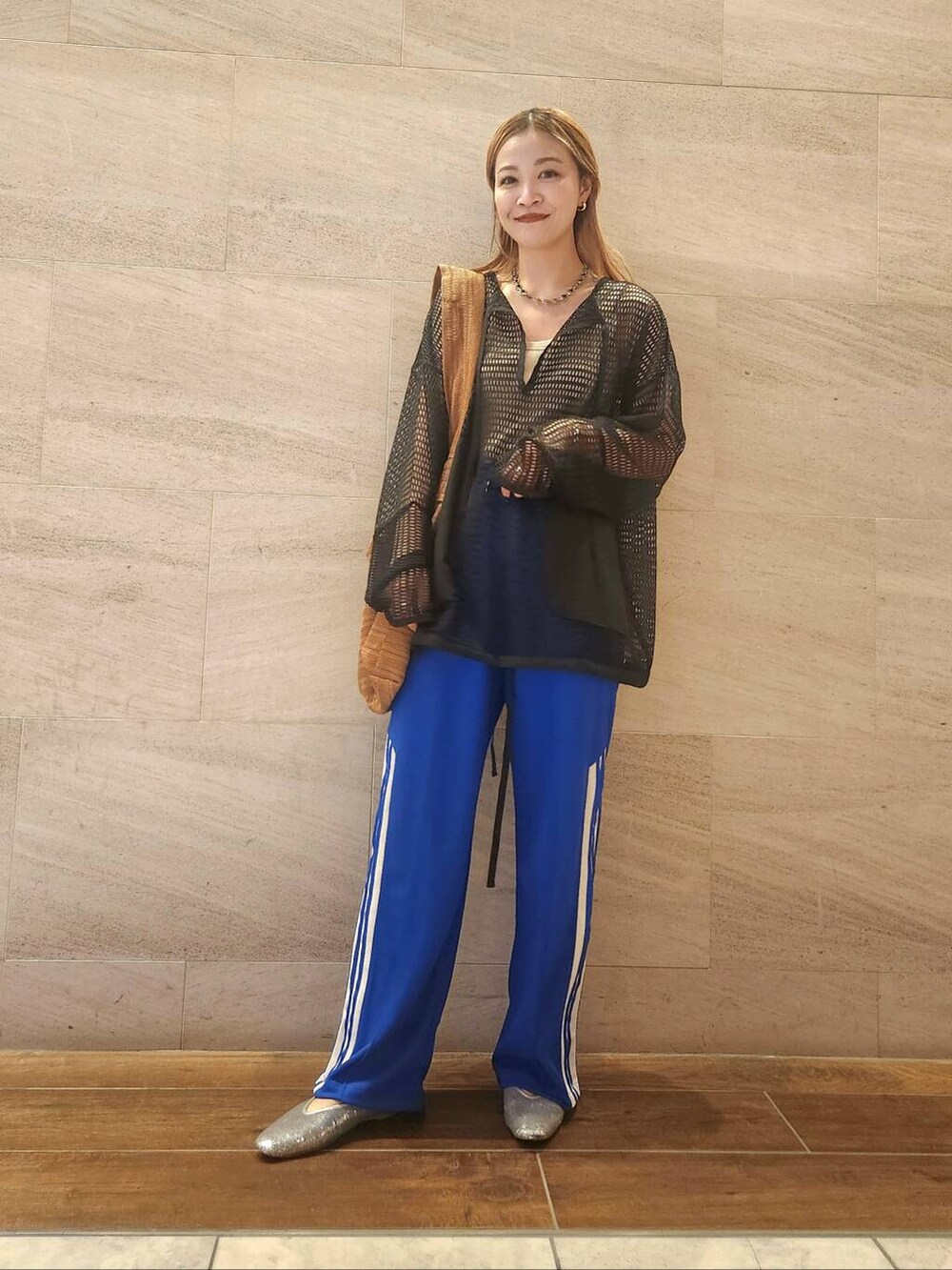 シルバー系のパンプス、ブラウン系のショルダーバッグ、ブルー系のその他パンツを着用したレディースの夏コーディネートの4枚目の写真