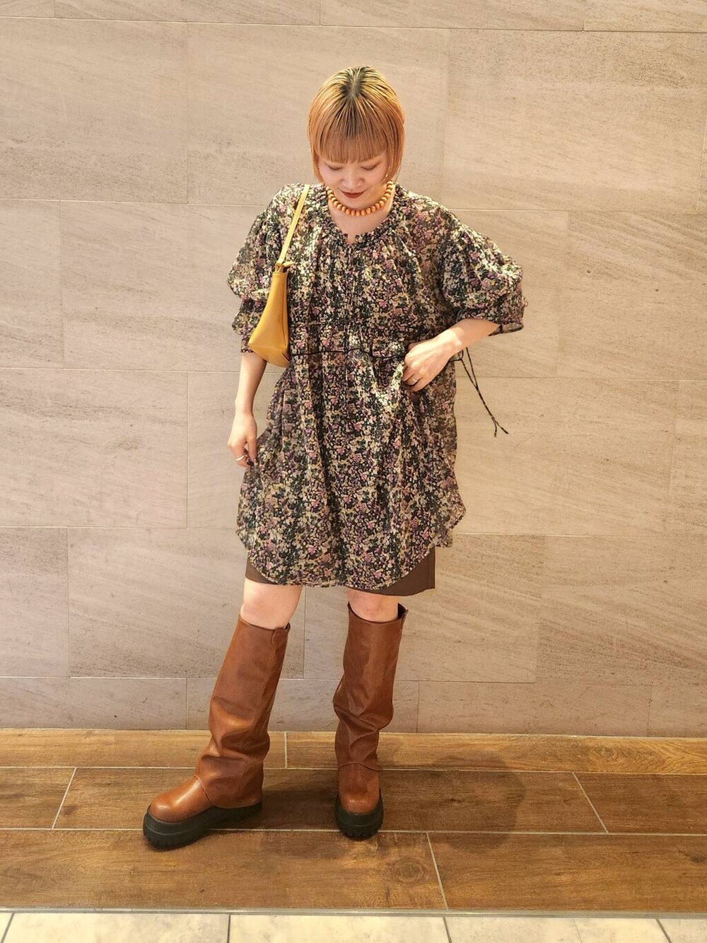 ブラウン系のブーツ、ブラウン系のその他パンツ、ピンク系のワンピースを着用したレディースの春コーディネートの8枚目の写真