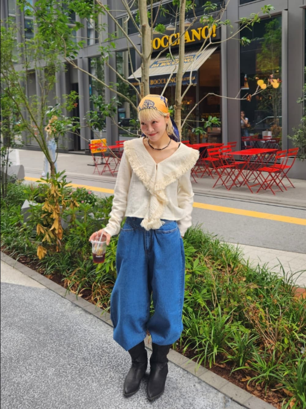 ブルー系のデニムパンツ、ホワイト系のシャツ/ブラウス、ブルー系のバンダナ/スカーフを着用したレディースの夏コーディネートの2枚目の写真