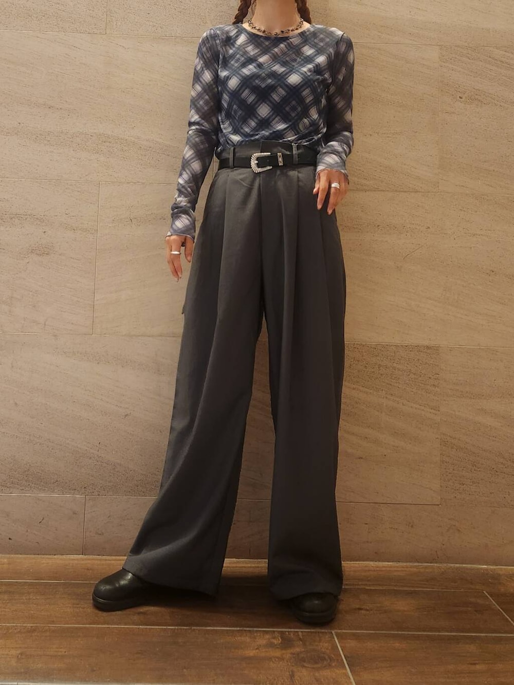 ブルー系のその他アウター、グレー系のその他パンツ、ブルー系のTシャツ/カットソーを着用したレディースの秋コーディネートの2枚目の写真