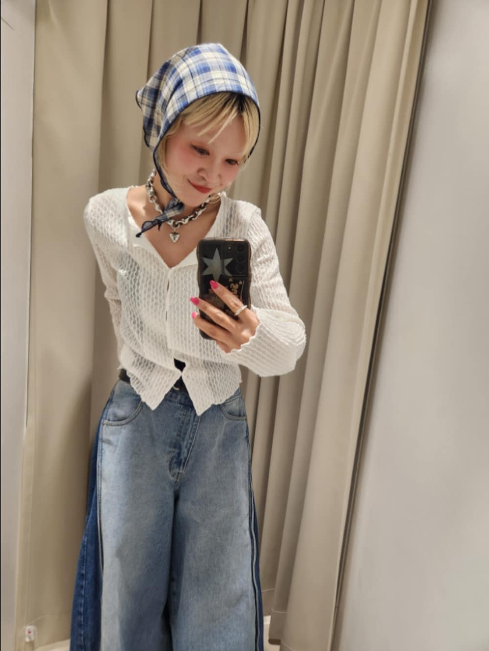 ホワイト系のTシャツ/カットソー、グレー系のサングラスを着用したレディースの春コーディネートの4枚目の写真