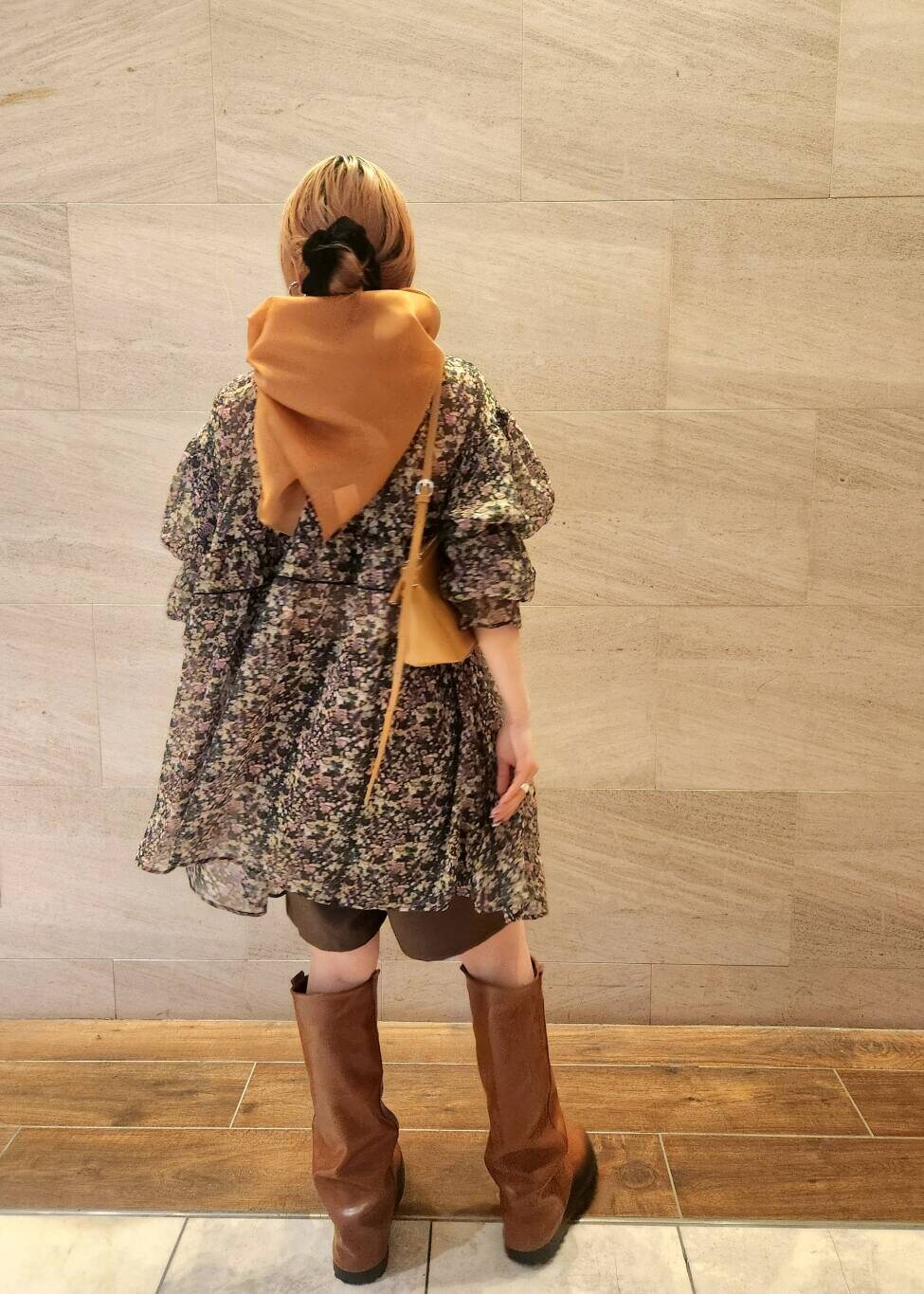 ブラウン系のブーツ、ブラウン系のその他パンツ、ピンク系のワンピースを着用したレディースの春コーディネートの7枚目の写真