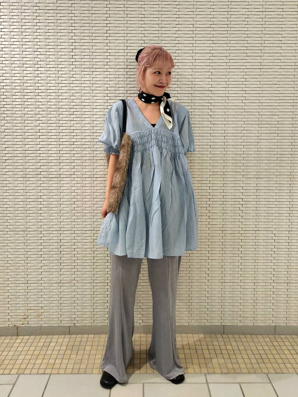 ブルー系のワンピース、グレー系のその他パンツ、ブラック系のその他シューズを着用したレディースの夏コーディネートの2枚目の写真