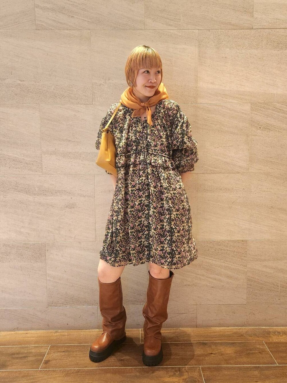 ブラウン系のブーツ、ブラウン系のその他パンツ、ピンク系のワンピースを着用したレディースの春コーディネートの4枚目の写真