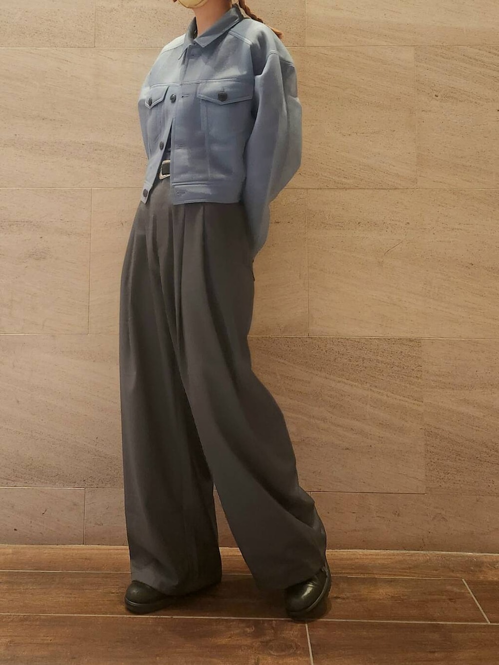 ブルー系のその他アウター、グレー系のその他パンツ、ブルー系のTシャツ/カットソーを着用したレディースの秋コーディネートの6枚目の写真