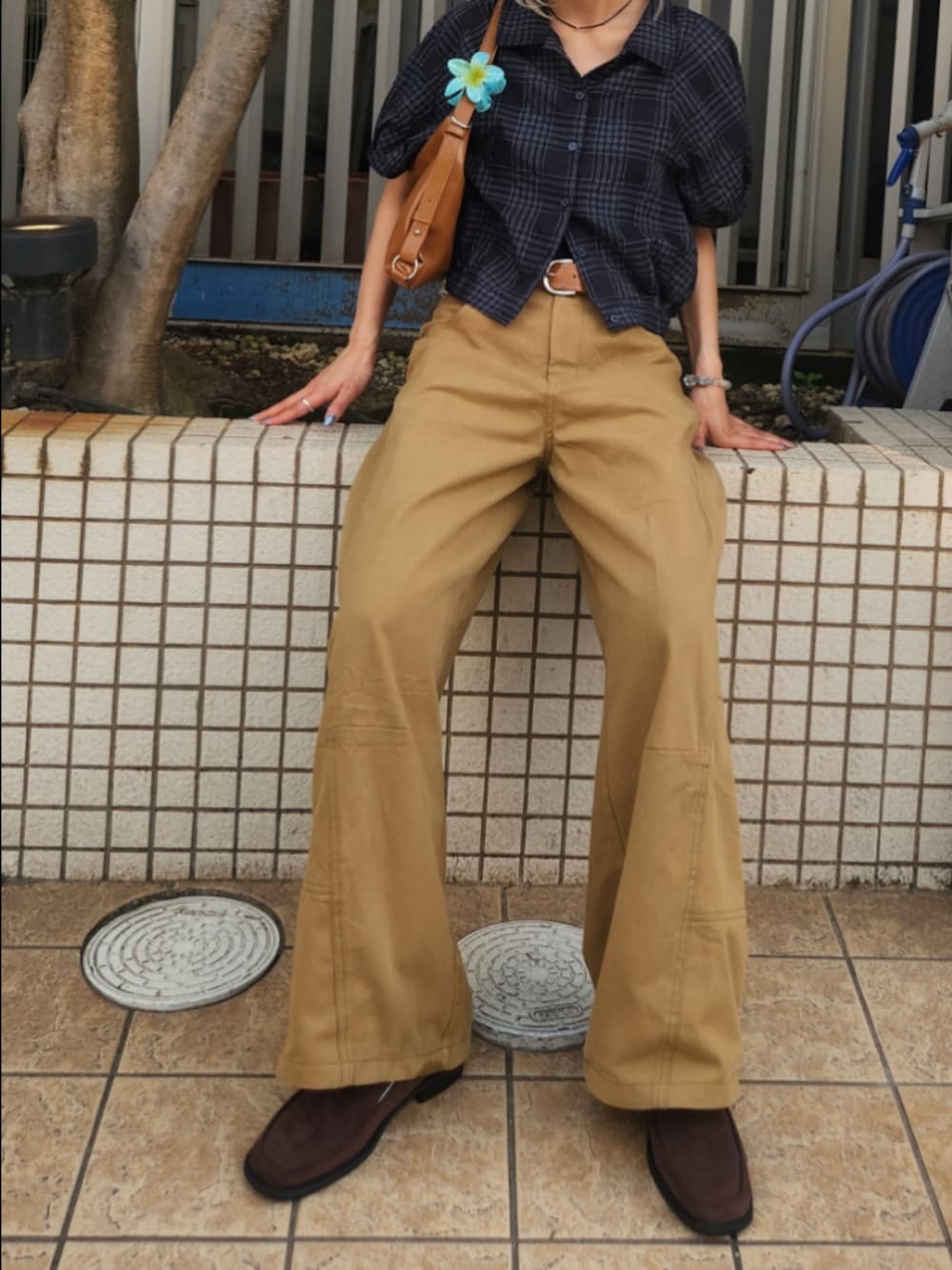ブルー系のシャツ/ブラウス、イエロー系のショルダーバッグ、グリーン系のその他パンツを着用したレディースの夏コーディネートの4枚目の写真