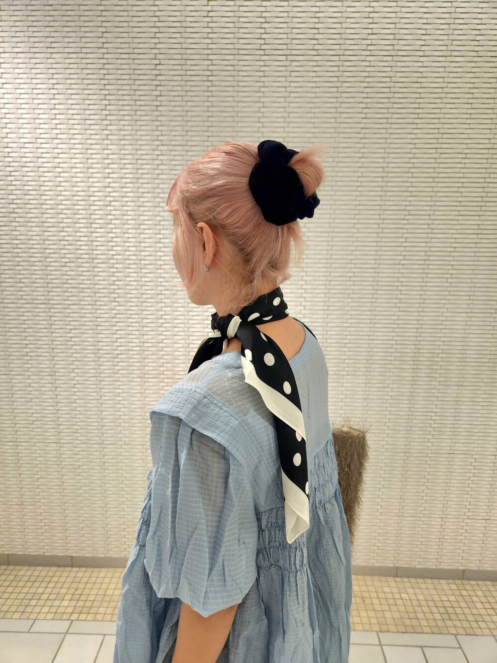 ブルー系のワンピース、グレー系のその他パンツ、ブラック系のその他シューズを着用したレディースの夏コーディネートの4枚目の写真