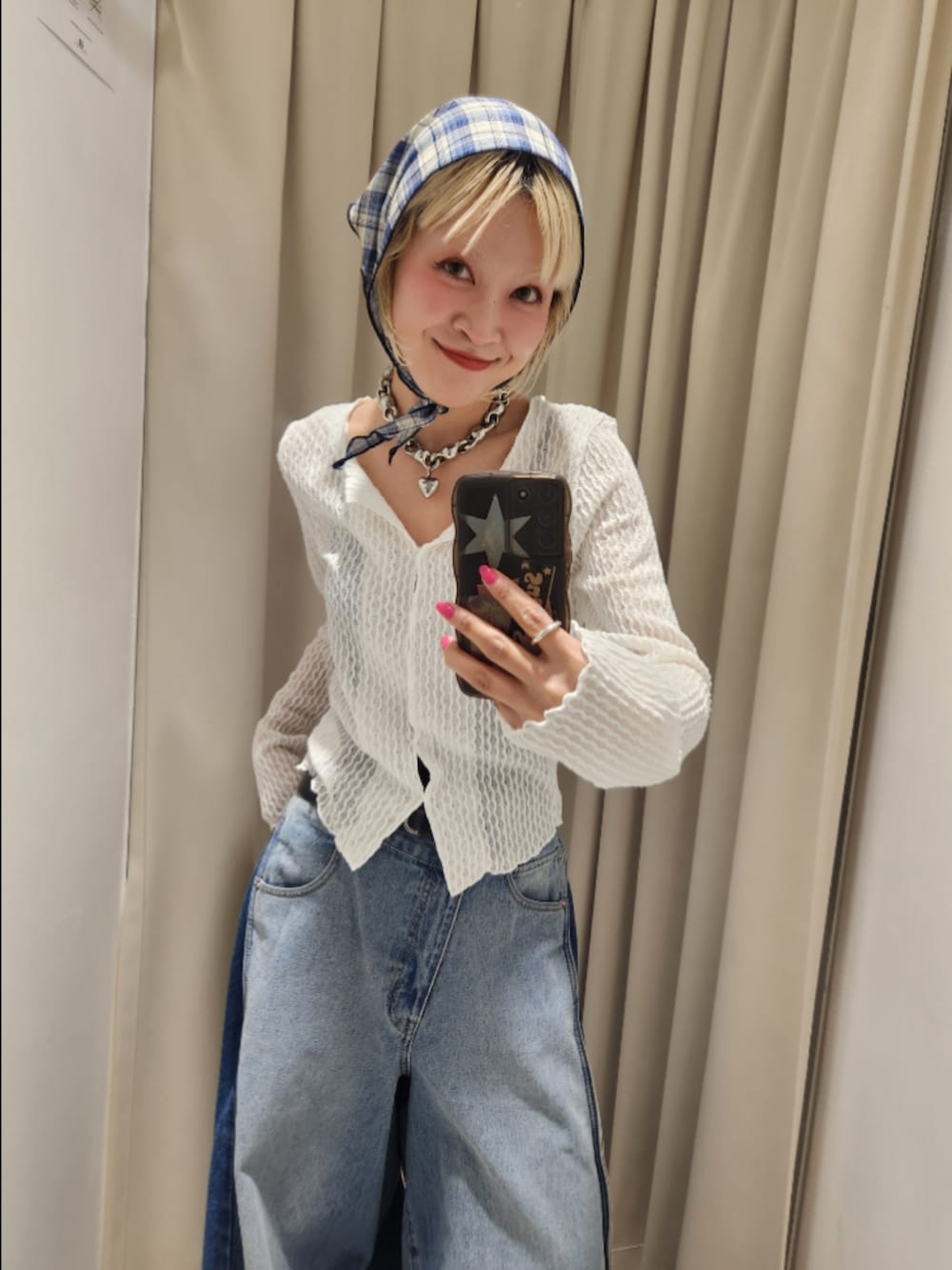 ホワイト系のTシャツ/カットソー、グレー系のサングラスを着用したレディースの春コーディネートの3枚目の写真
