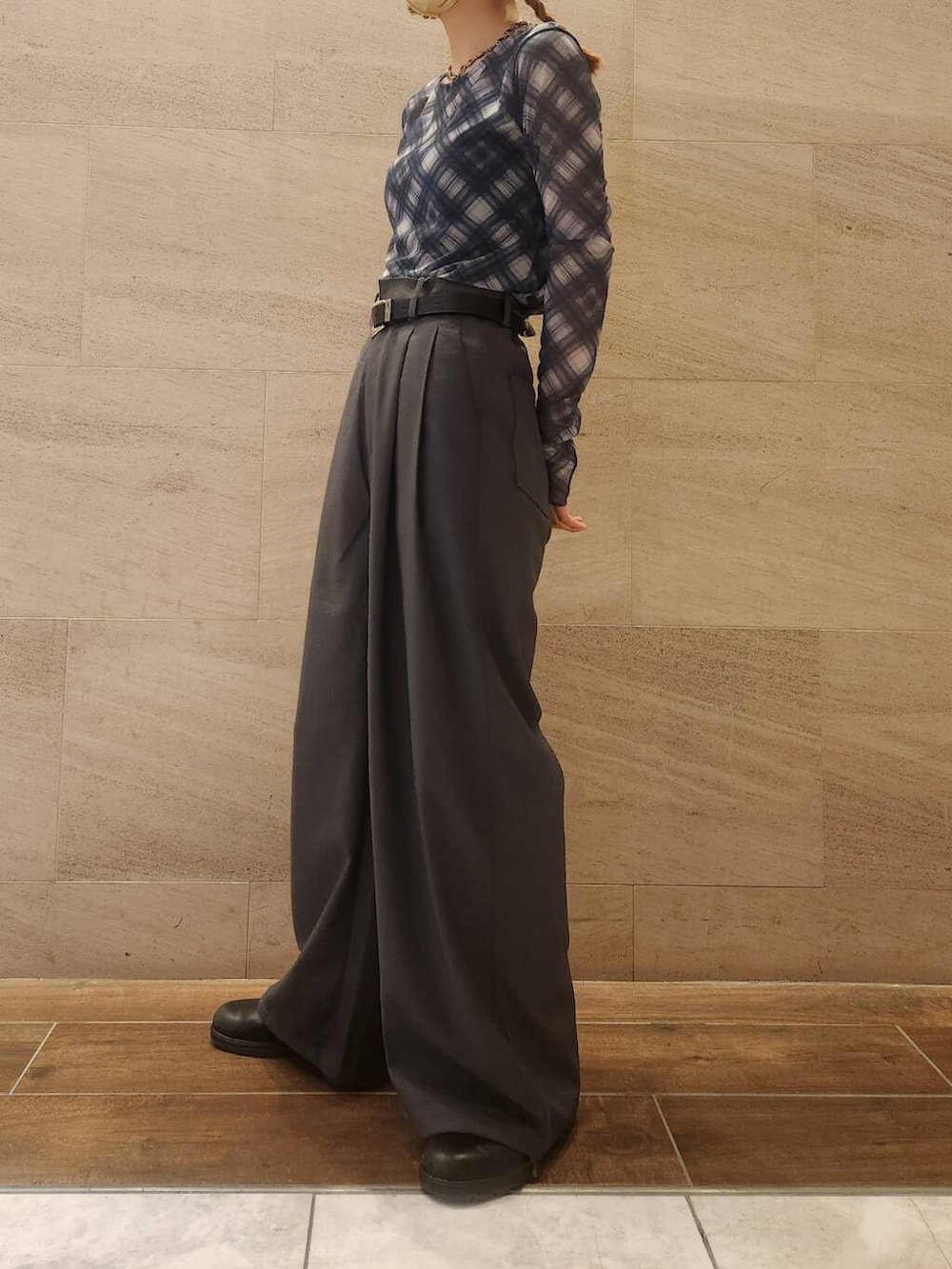 ブルー系のその他アウター、グレー系のその他パンツ、ブルー系のTシャツ/カットソーを着用したレディースの秋コーディネートの3枚目の写真