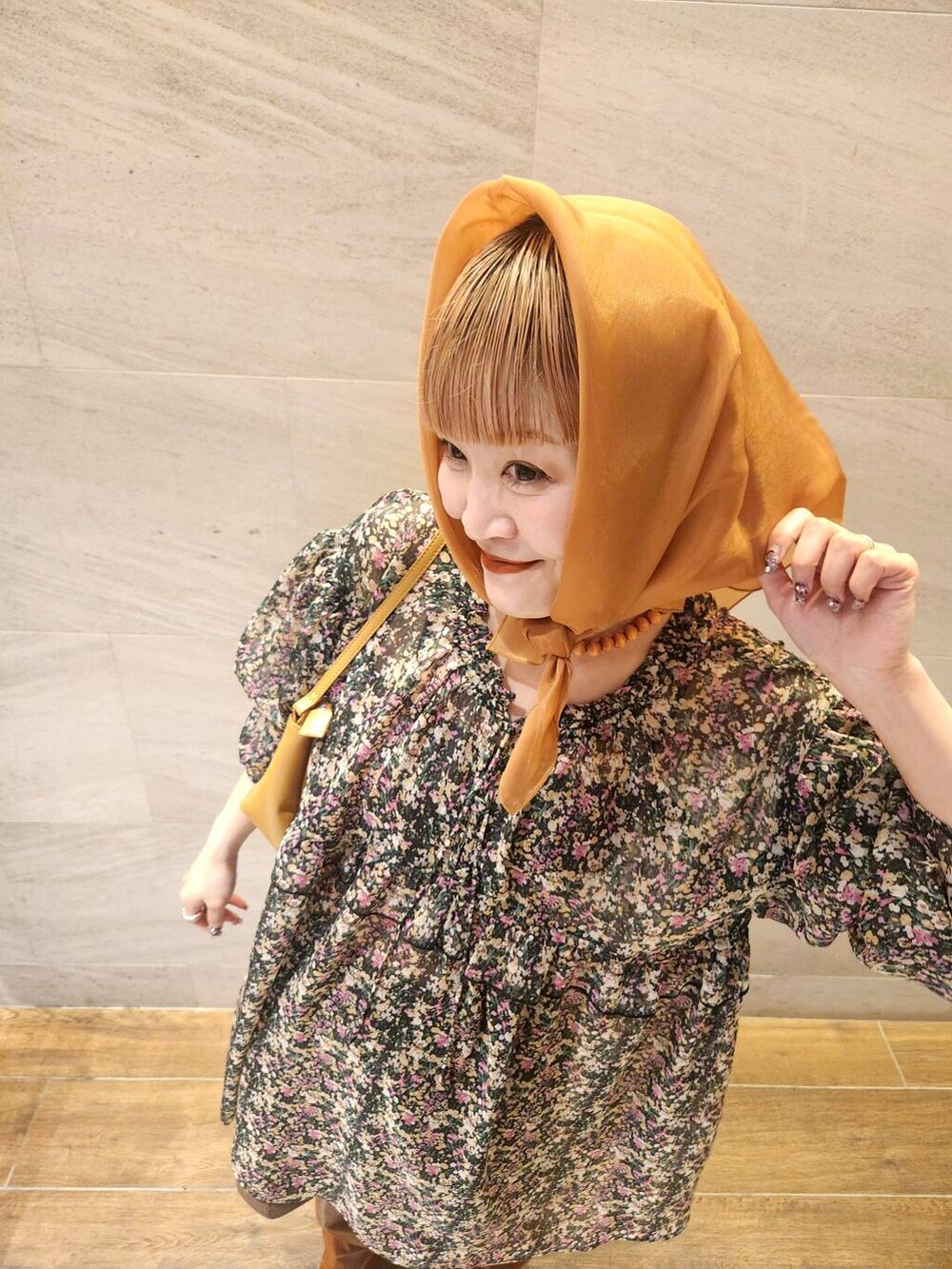 ブラウン系のブーツ、ブラウン系のその他パンツ、ピンク系のワンピースを着用したレディースの春コーディネートの2枚目の写真