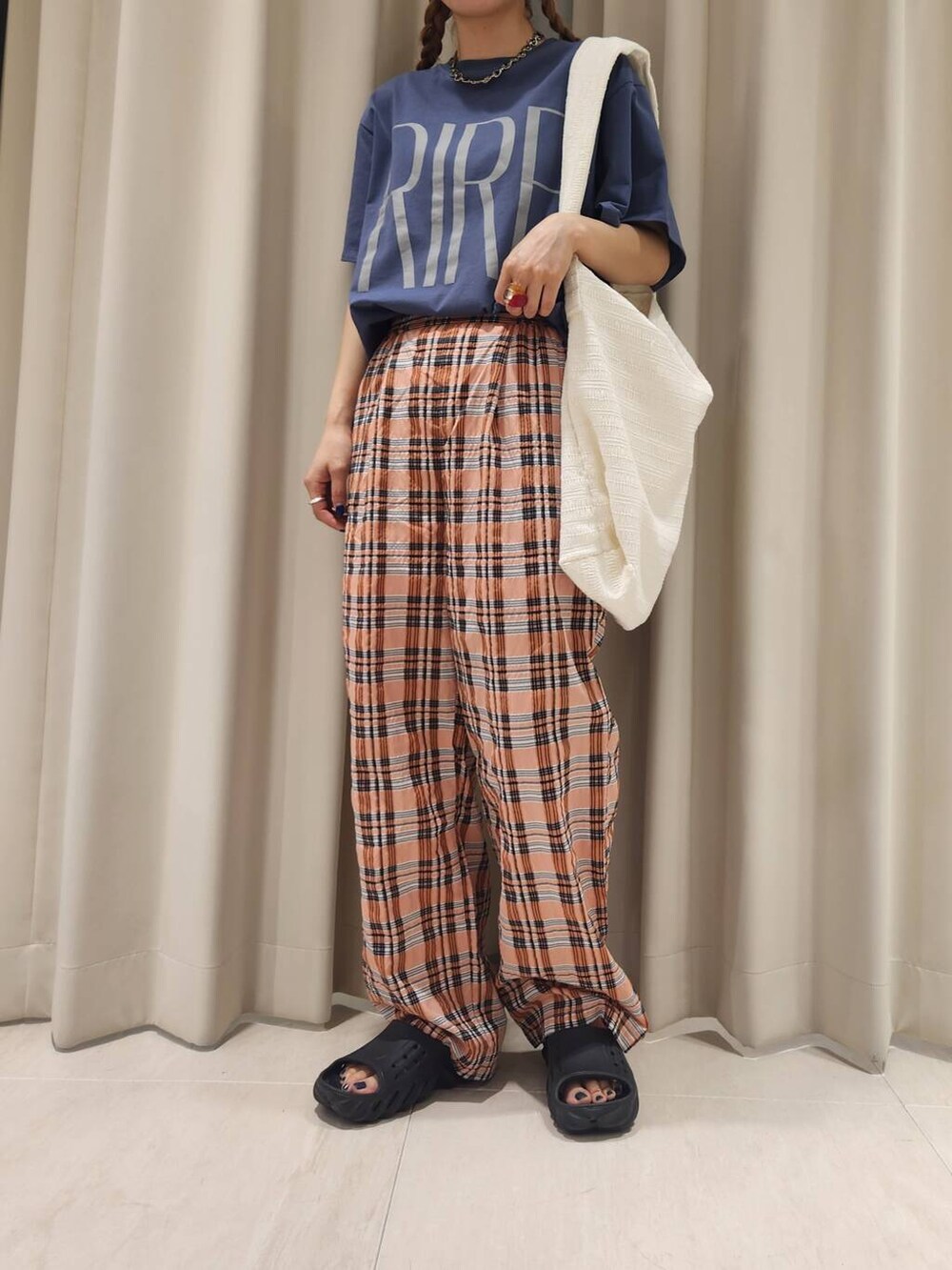 ホワイト系のショルダーバッグ、オレンジ系のその他パンツ、ブルー系のTシャツ/カットソーを着用したレディースの夏コーディネートの2枚目の写真