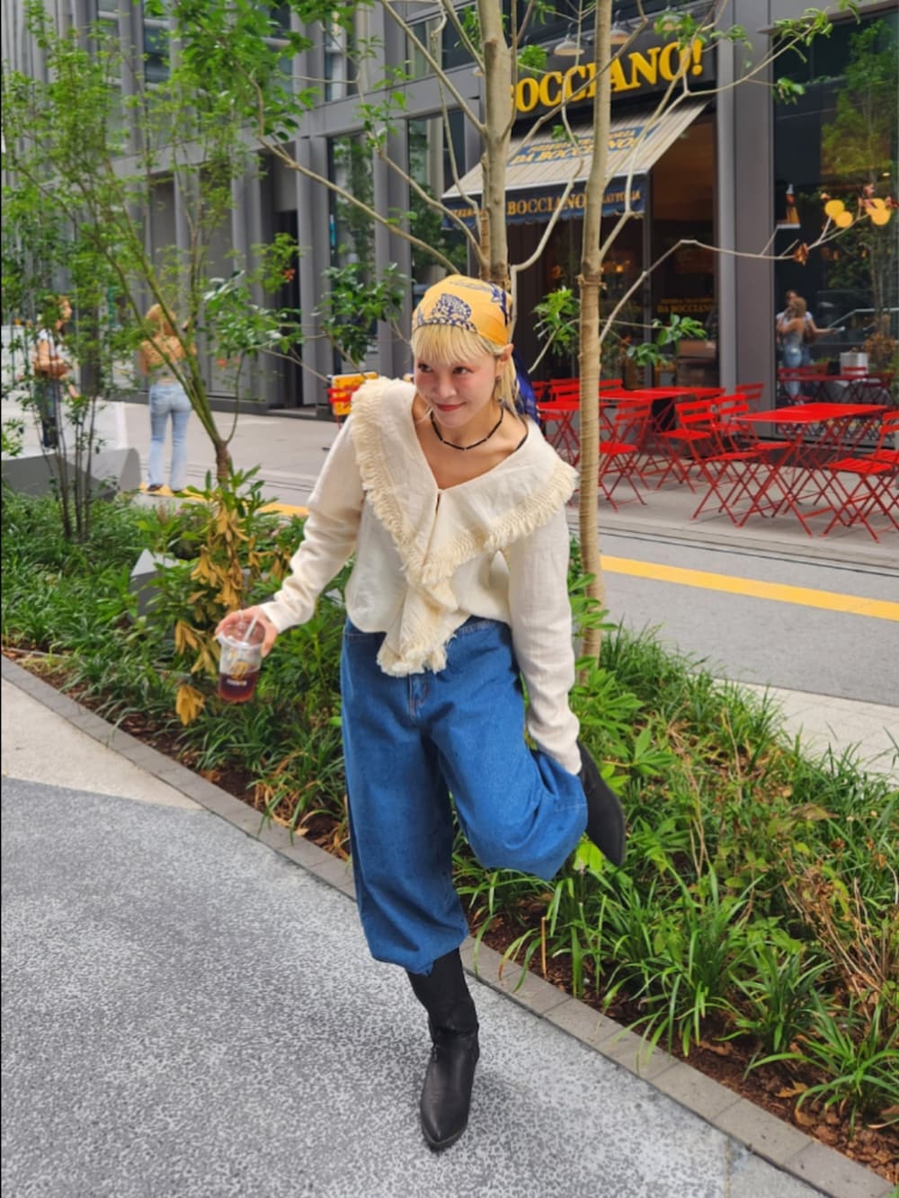 ブルー系のデニムパンツ、ホワイト系のシャツ/ブラウス、ブルー系のバンダナ/スカーフを着用したレディースの夏コーディネートの3枚目の写真