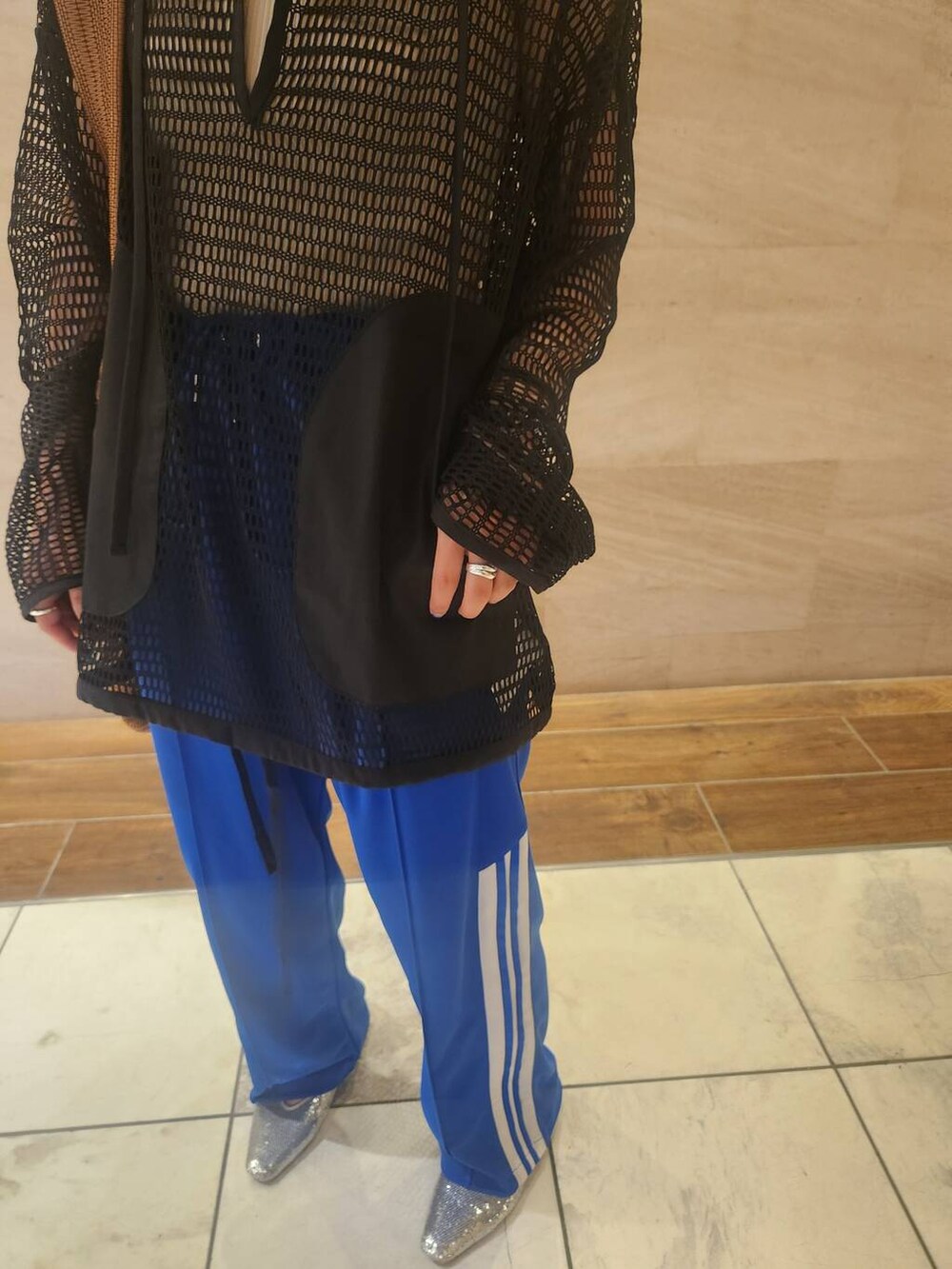 シルバー系のパンプス、ブラウン系のショルダーバッグ、ブルー系のその他パンツを着用したレディースの夏コーディネートの2枚目の写真