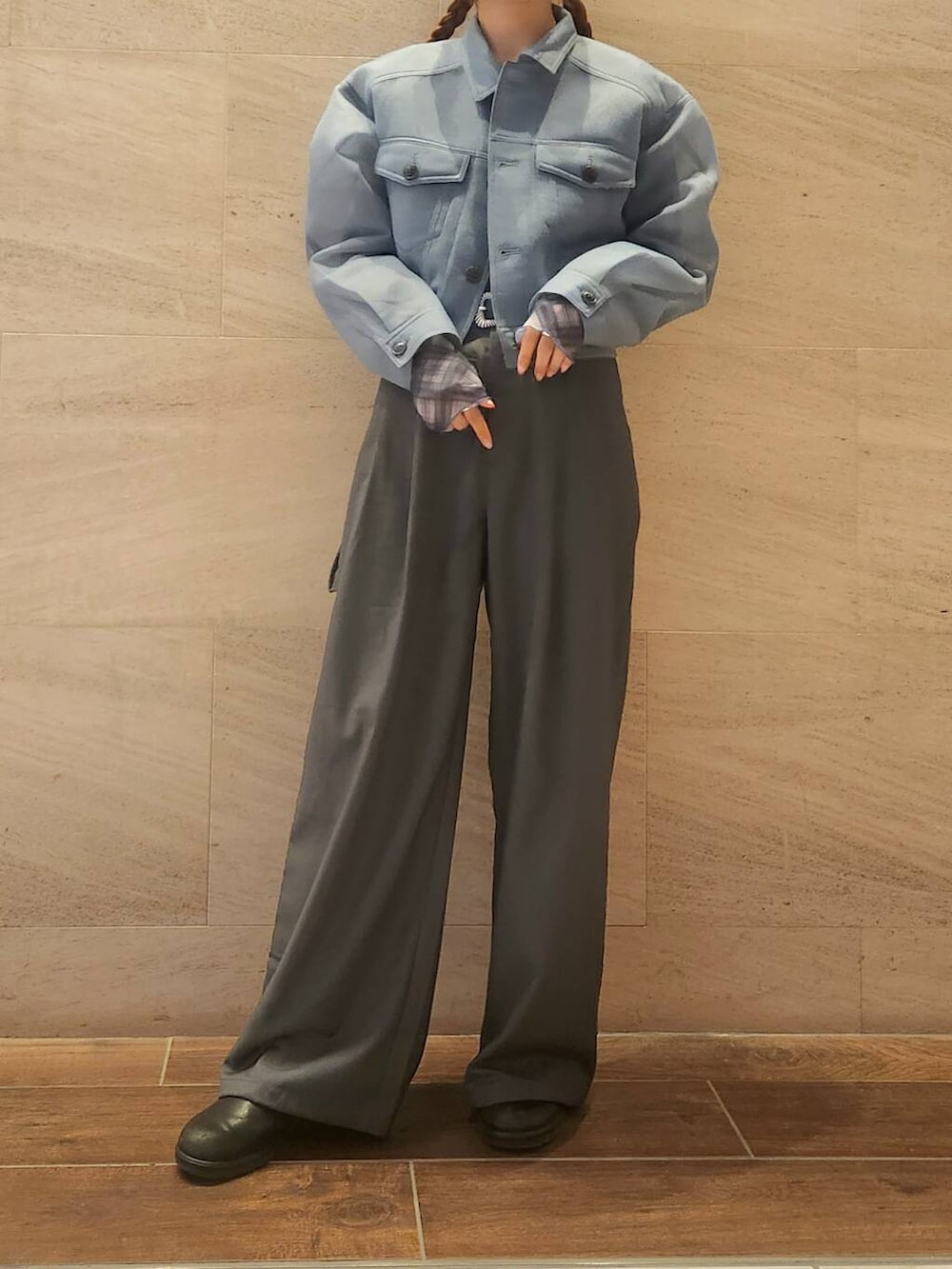 ブルー系のその他アウター、グレー系のその他パンツ、ブルー系のTシャツ/カットソーを着用したレディースの秋コーディネートの7枚目の写真