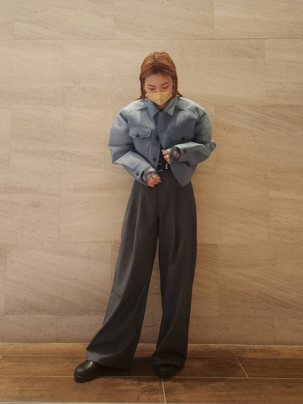 ブルー系のその他アウター、グレー系のその他パンツ、ブルー系のTシャツ/カットソーを着用したレディースの秋コーディネートの5枚目の写真