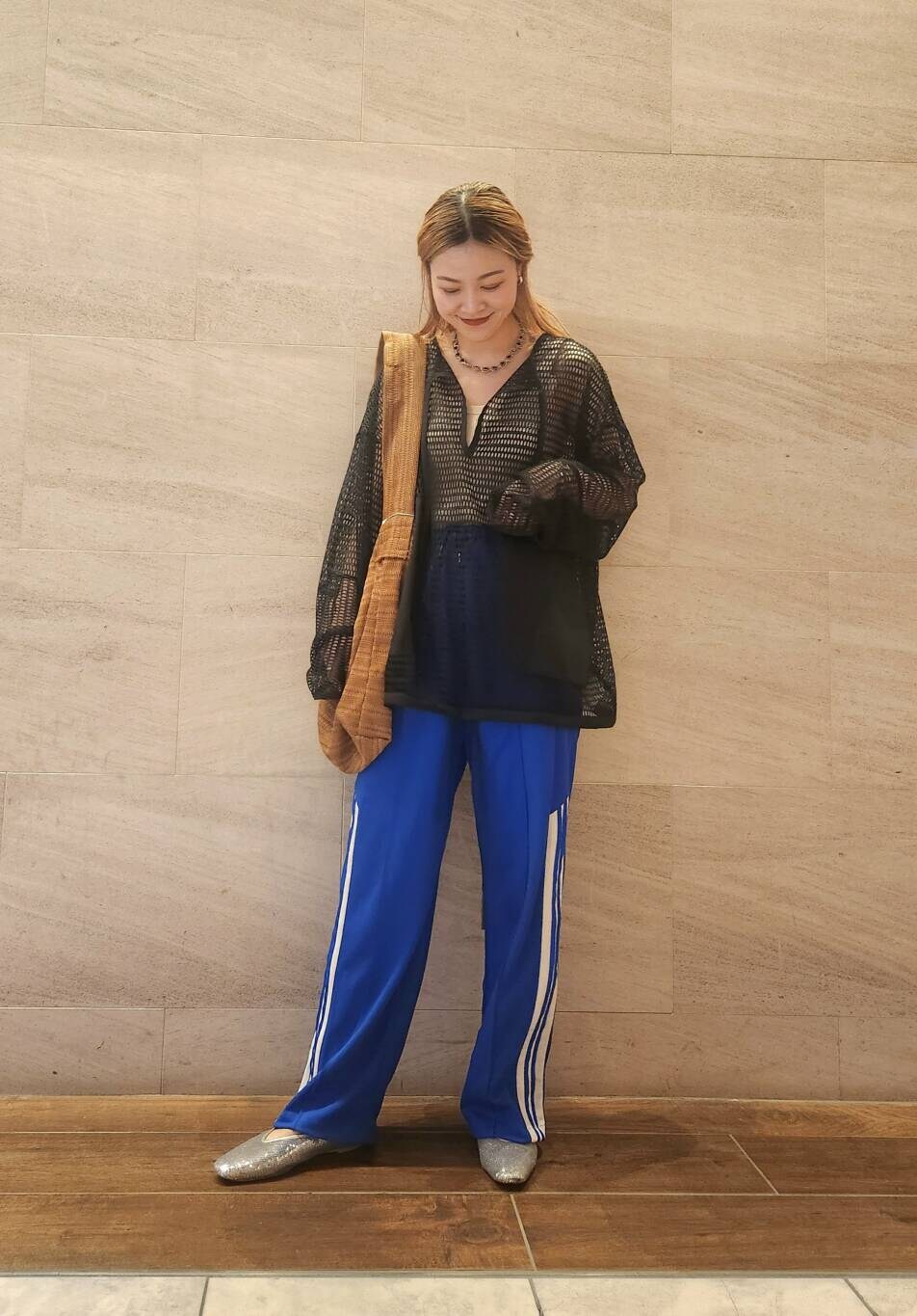 シルバー系のパンプス、ブラウン系のショルダーバッグ、ブルー系のその他パンツを着用したレディースの夏コーディネートの3枚目の写真