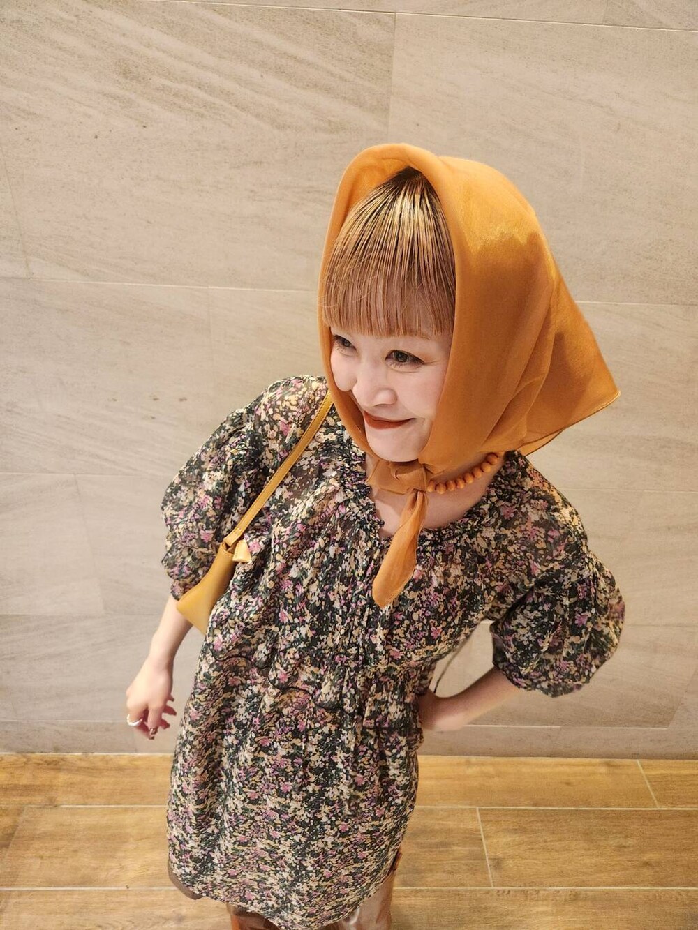 ブラウン系のブーツ、ブラウン系のその他パンツ、ピンク系のワンピースを着用したレディースの春コーディネートの3枚目の写真