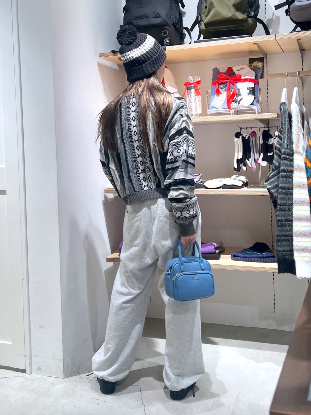 ブラック系のニット/セーター、グレー系のスウェットパンツ、ブラック系のニットキャップ/ビーニーを着用したレディースの冬コーディネートの3枚目の写真