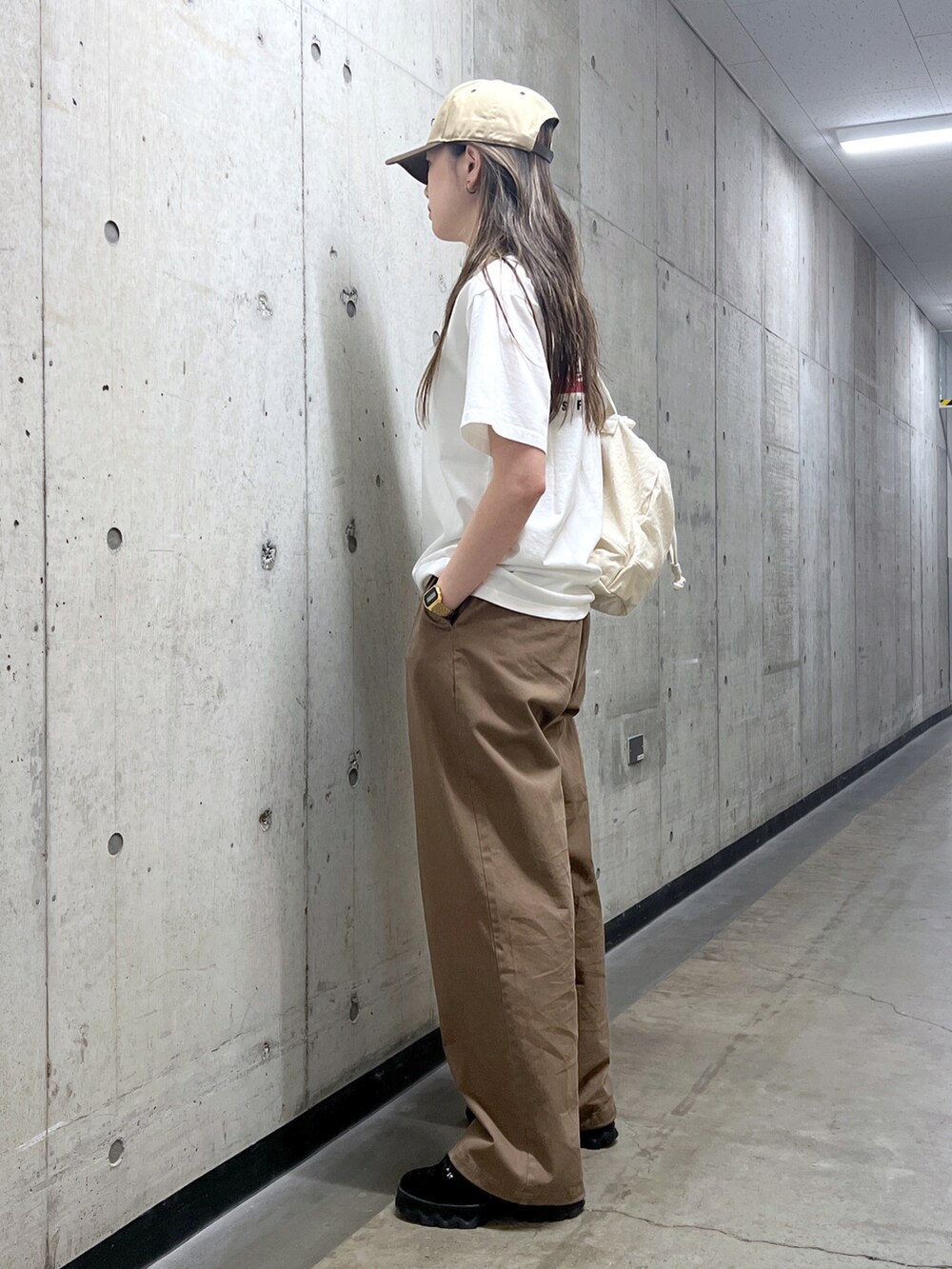 ブラウン系のその他パンツ、ホワイト系のTシャツ/カットソーを着用したレディースの春コーディネートの2枚目の写真