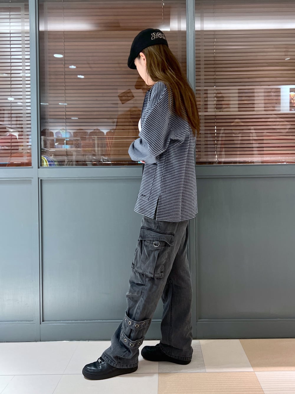 ブラック系のカーゴパンツ、ブラック系のその他アウターを着用したレディースの夏コーディネートの2枚目の写真