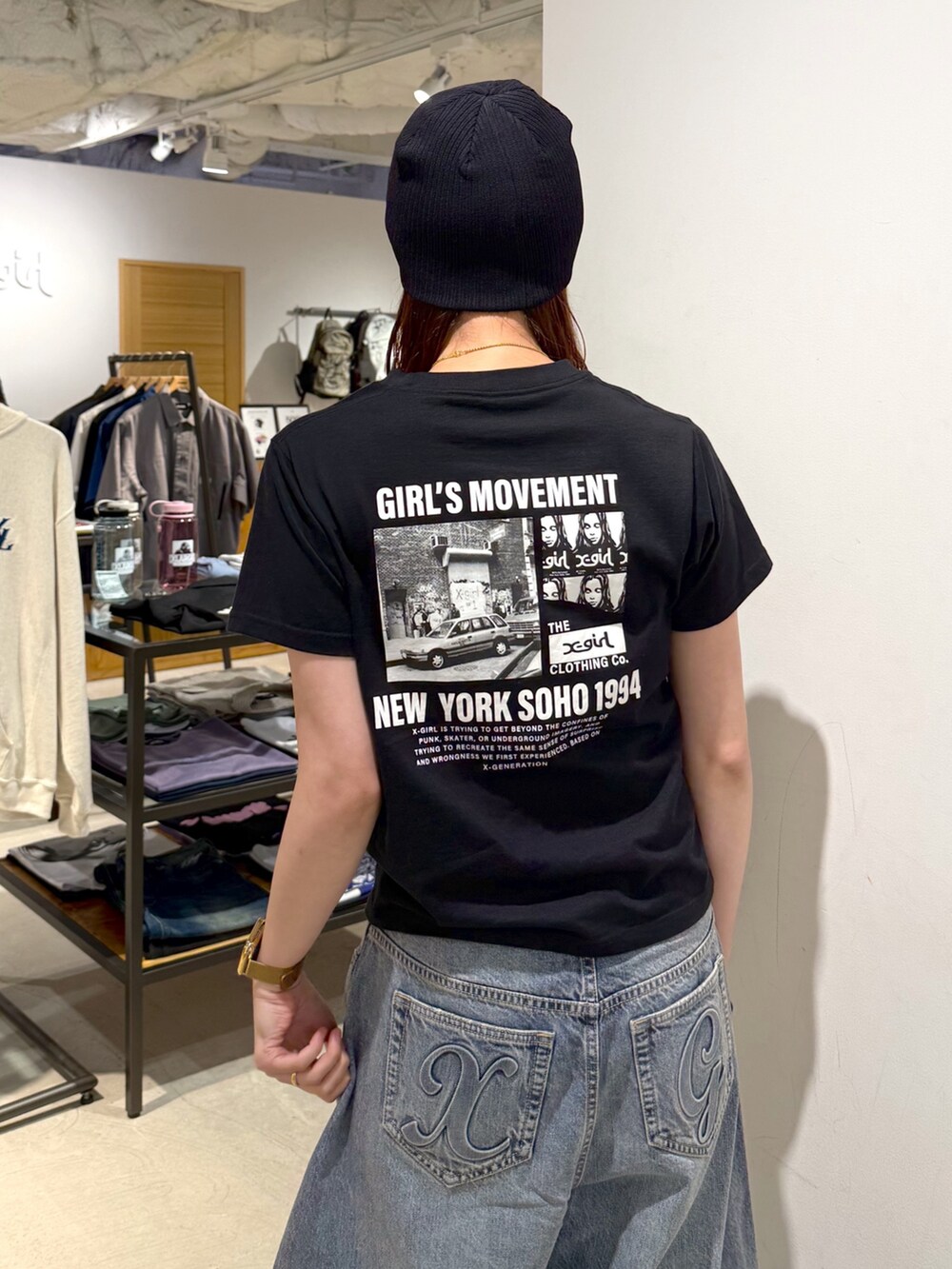 ブラック系のTシャツ/カットソー、ブルー系のデニムパンツ、ブラック系のニットキャップ/ビーニーを着用したレディースの夏コーディネートの7枚目の写真