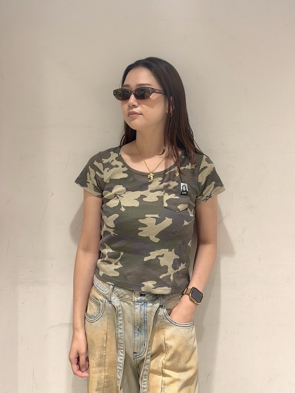 ブルー系のデニムパンツ、その他のTシャツ/カットソーを着用したレディースの夏コーディネートの4枚目の写真