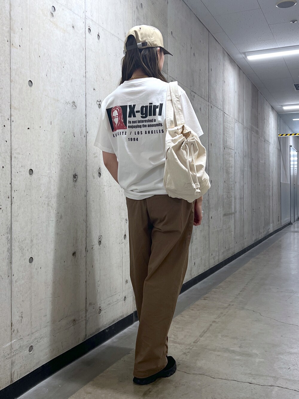 ブラウン系のその他パンツ、ホワイト系のTシャツ/カットソーを着用したレディースの春コーディネートの3枚目の写真