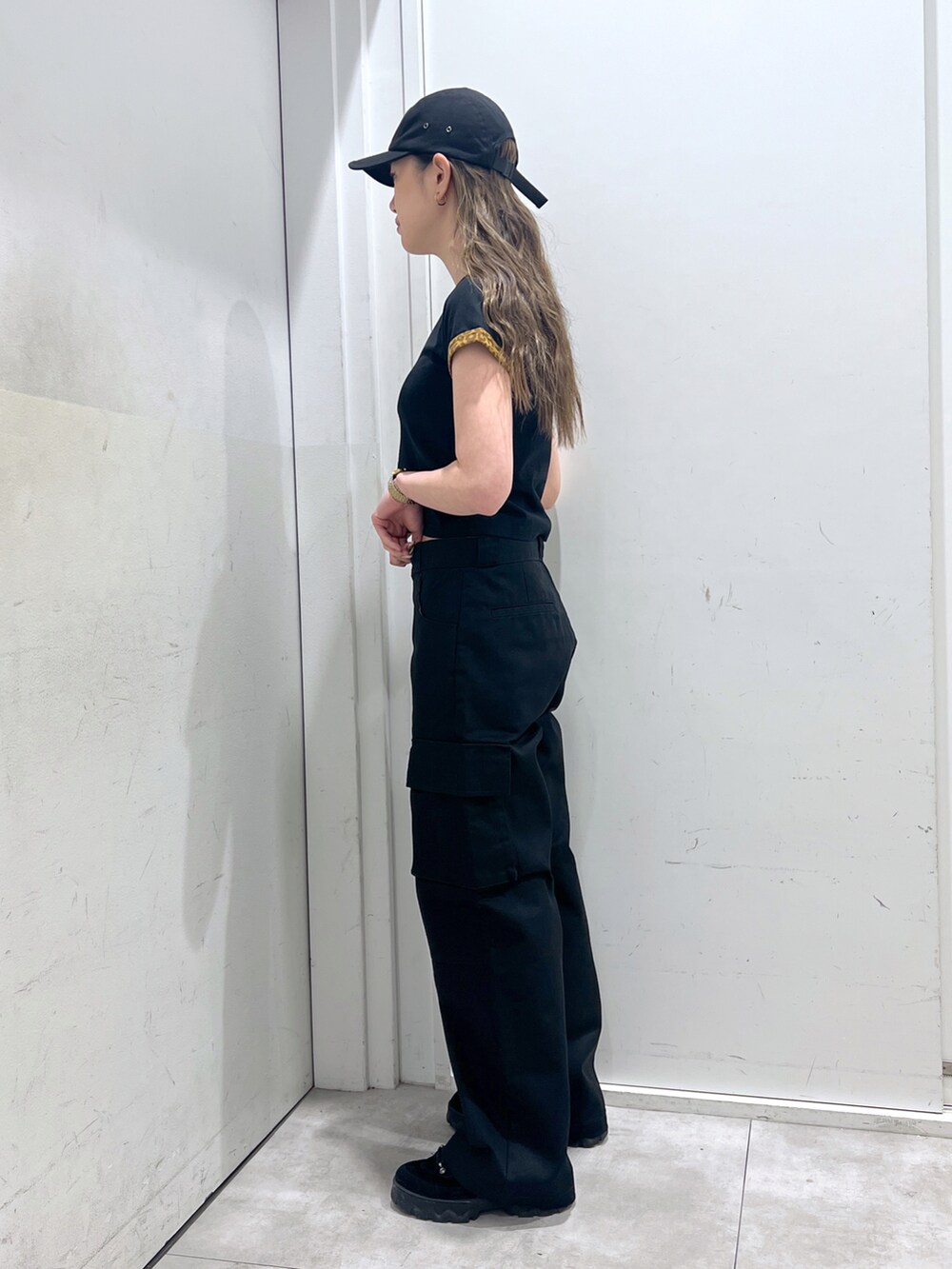 ブラック系のチノパンツ、ブラック系のTシャツ/カットソーを着用したレディースの夏コーディネートの2枚目の写真