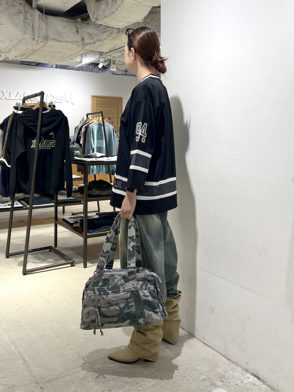 ブルー系のデニムパンツ、その他のハンドバッグ、ブラック系のワンピースを着用したレディースの夏コーディネートの2枚目の写真