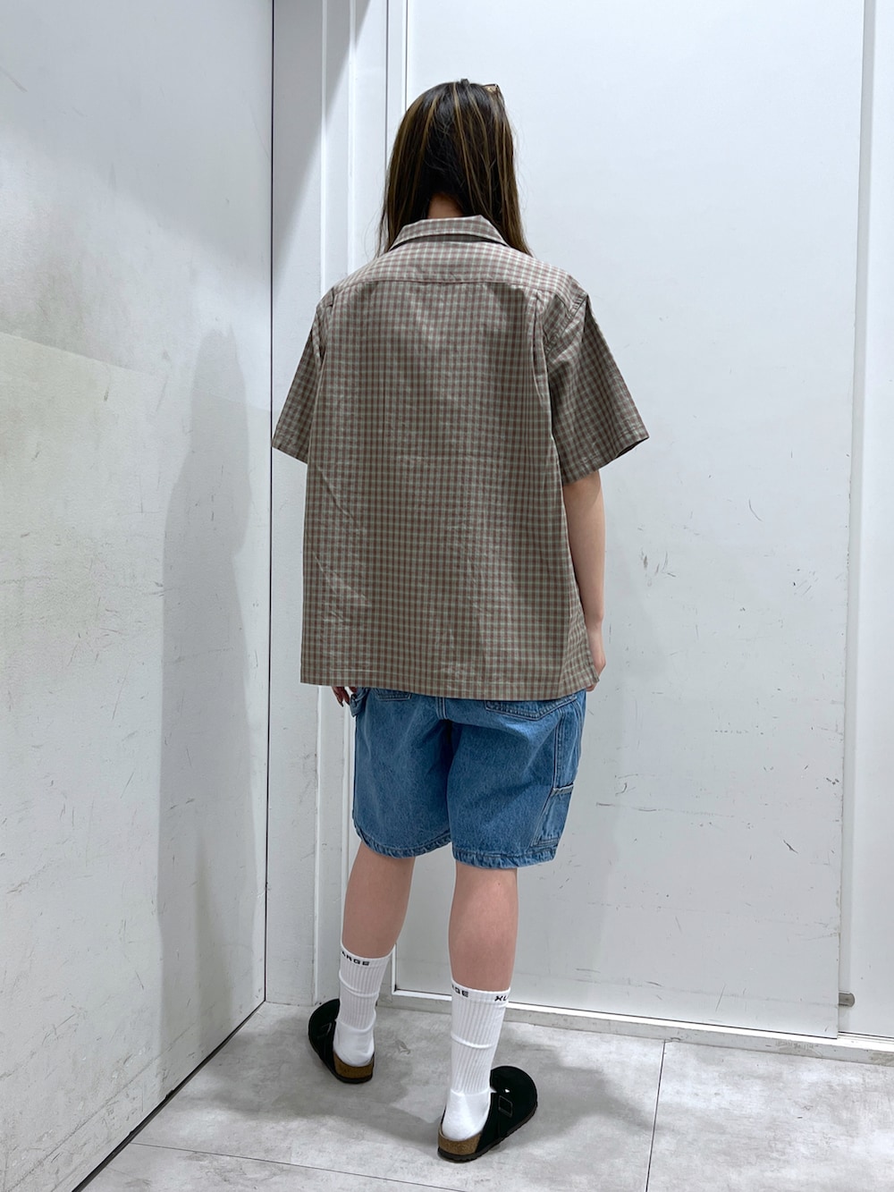 グリーン系のシャツ/ブラウス、ブルー系のその他パンツを着用したレディースの夏コーディネートの3枚目の写真