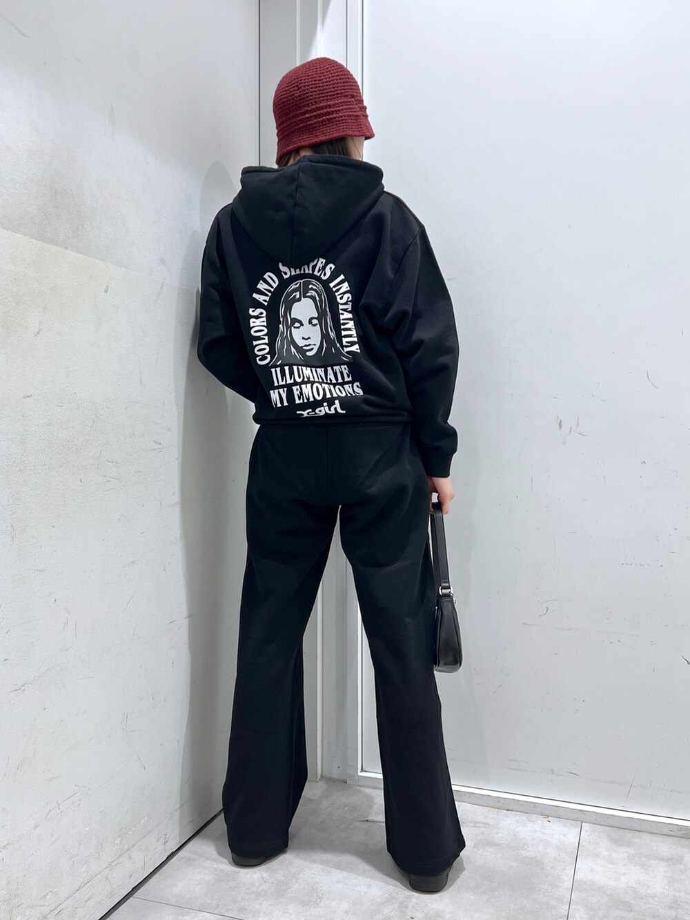 ブラック系のパーカー、ブラック系のスウェットパンツを着用したレディースの冬コーディネートの3枚目の写真