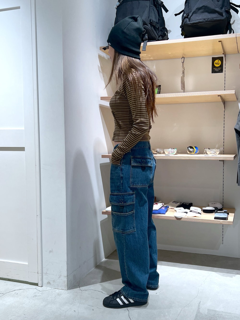 「x-girl、エックスガール」｜「X-girlのFACE WIDE CARGO PANTS（カーゴパンツ、ブルー系）」を使った、江川史唯さん（レディース・168cm）の冬コーディネートの2枚目の写真