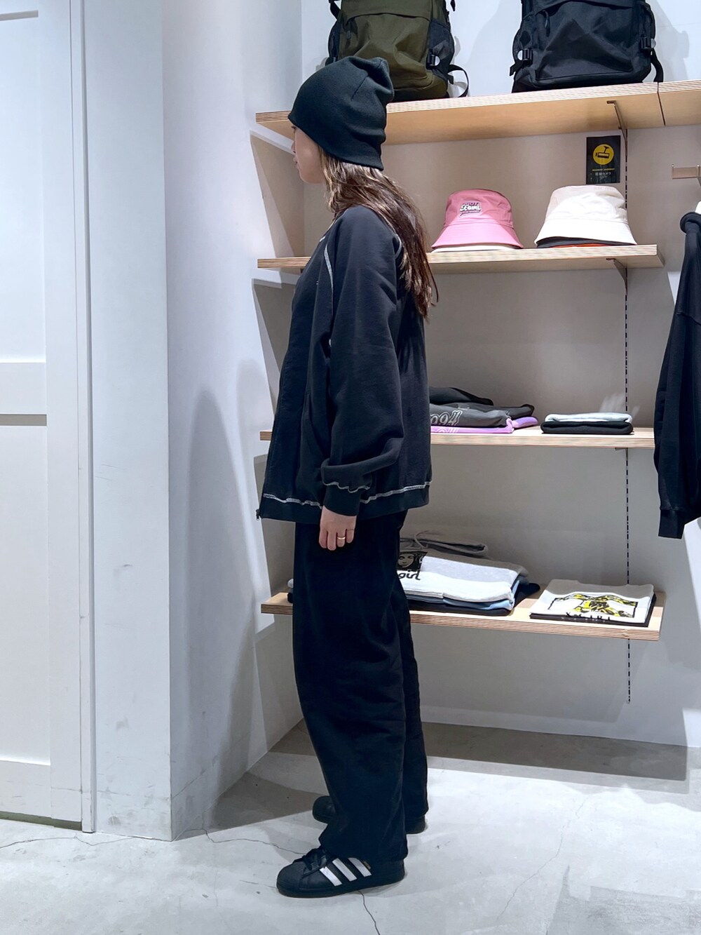 ブラック系のその他パンツ、グレー系のスウェットを着用したレディースの春コーディネートの2枚目の写真