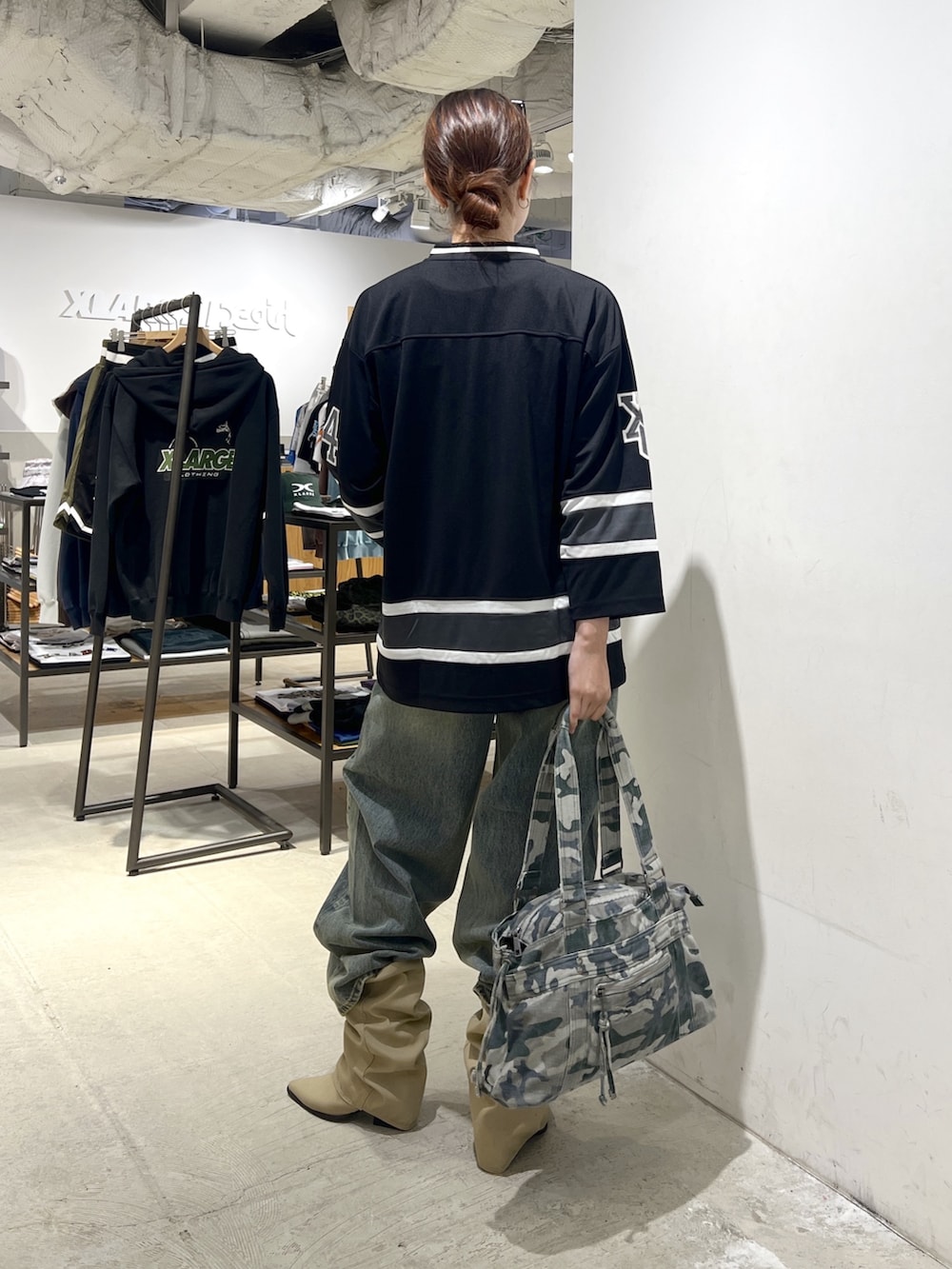 ブルー系のデニムパンツ、その他のハンドバッグ、ブラック系のワンピースを着用したレディースの夏コーディネートの3枚目の写真