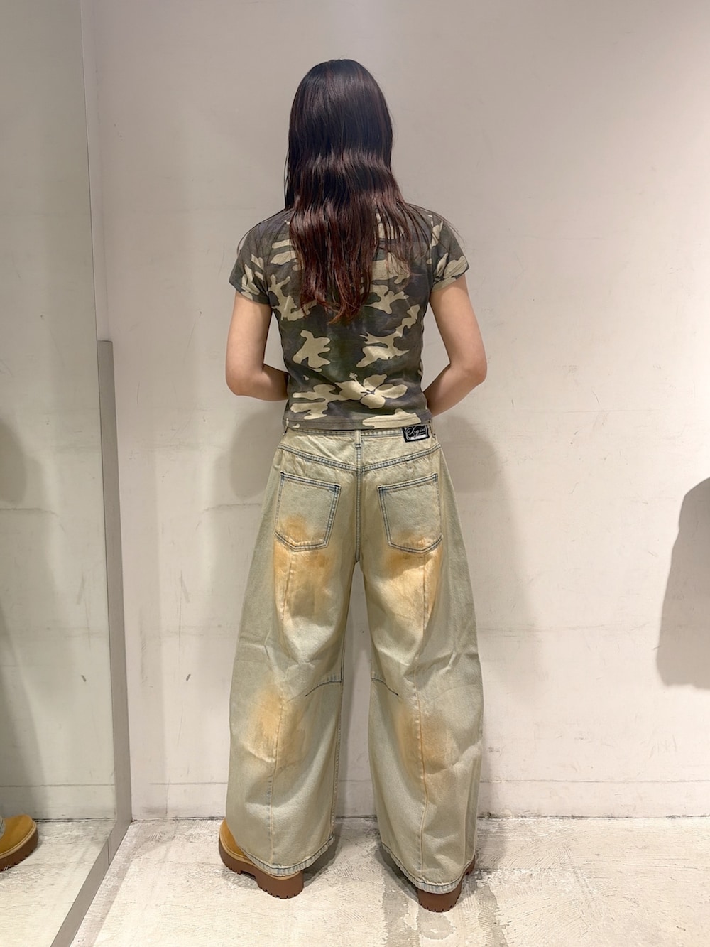 ブルー系のデニムパンツ、その他のTシャツ/カットソーを着用したレディースの夏コーディネートの3枚目の写真