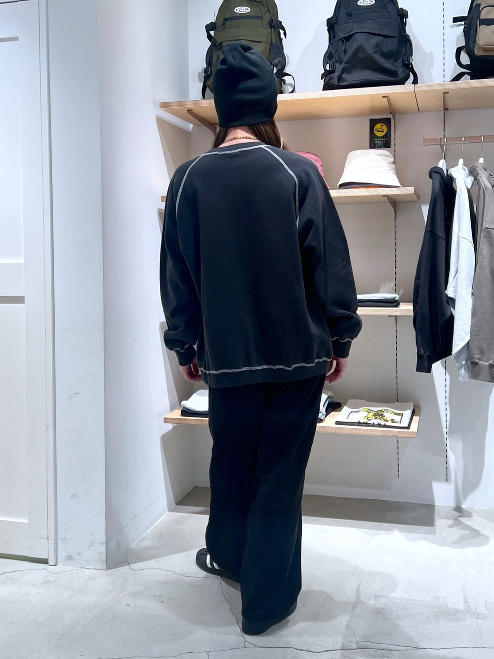 ブラック系のその他パンツ、グレー系のスウェットを着用したレディースの春コーディネートの3枚目の写真