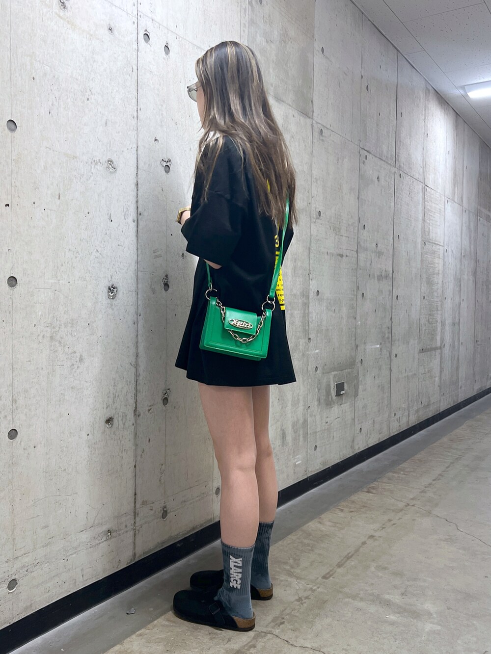 「x-girl、エックスガール、XLARGE、エクストララージ」｜「X-girlのWORDS FACE S/S BIG TEE DRESS（ワンピース、ブラック系）」を使った、江川史唯さん（レディース・168cm）の春コーディネートの2枚目の写真