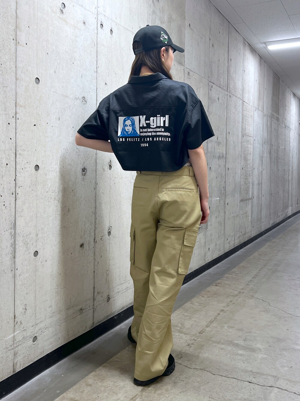 「x-girl、エックスガール、エクストララージ、XLARGE」｜「X-girlのANONYMITY OPEN COLLAR CROPPED SHIRT（シャツ/ブラウス、グリーン系）」を使った、江川史唯さん（レディース・168cm）の春コーディネートの3枚目の写真