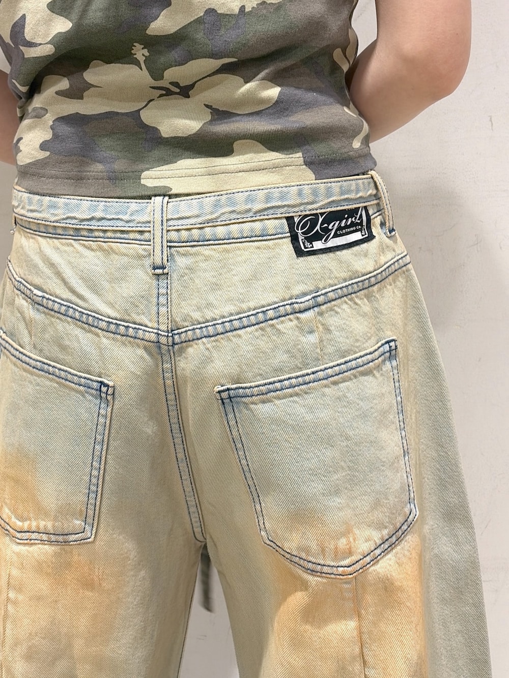 ブルー系のデニムパンツ、その他のTシャツ/カットソーを着用したレディースの夏コーディネートの5枚目の写真
