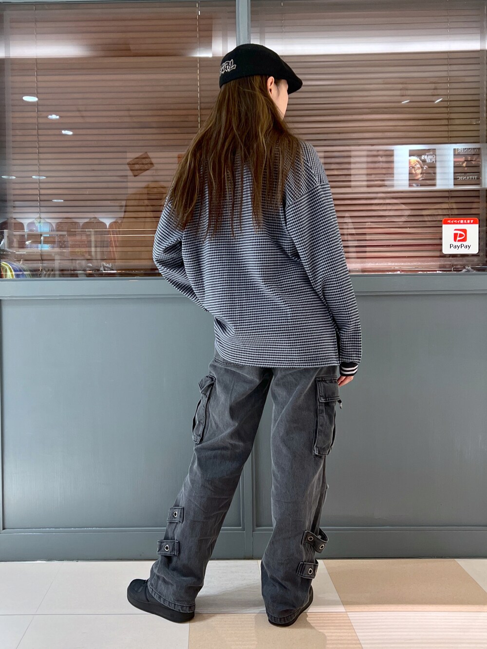 ブラック系のカーゴパンツ、ブラック系のその他アウターを着用したレディースの夏コーディネートの3枚目の写真